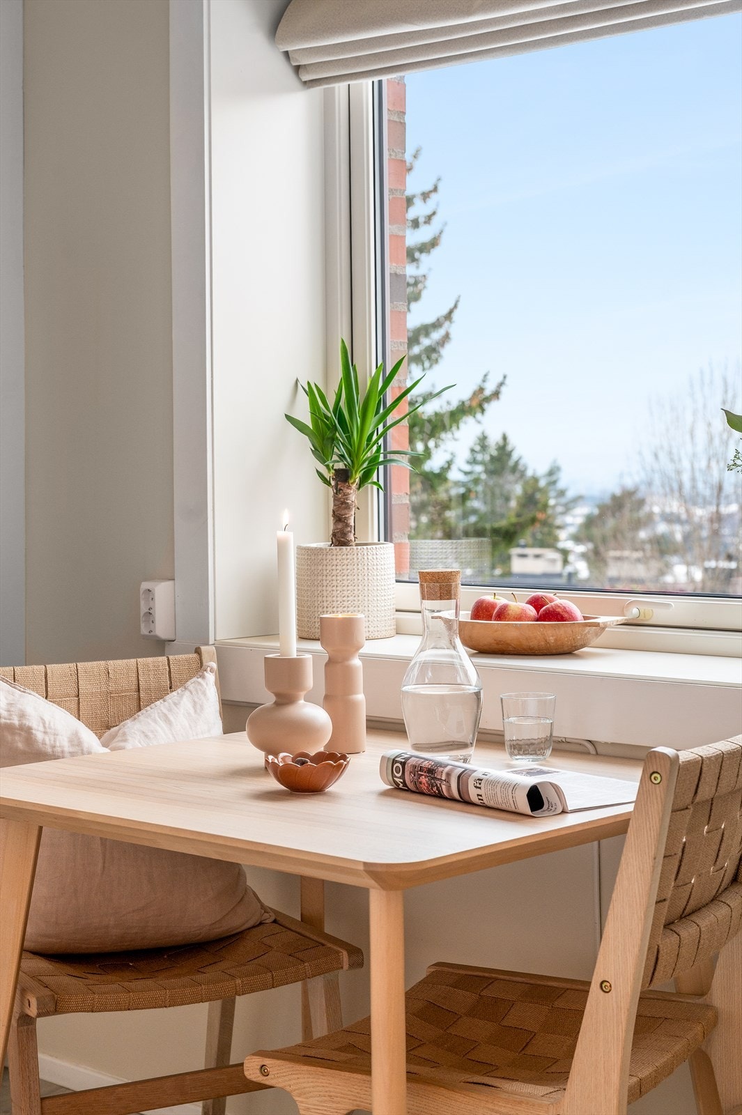 Kjøkkenvinduet slipper inn godt med dagslys og gir en hyggelig ramme rundt spiseplassen. Galleribilde