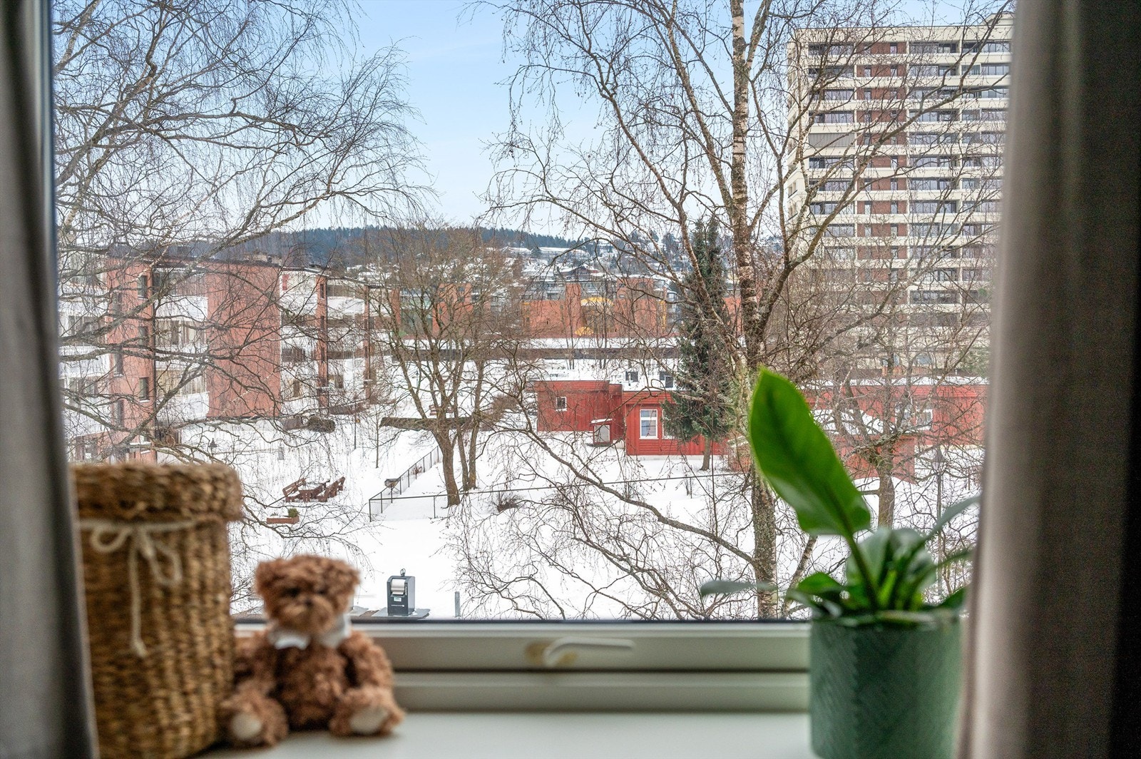 Fra soverommene er det utsikt mot borettslagets rolige og grønne fellesarealer. Galleribilde