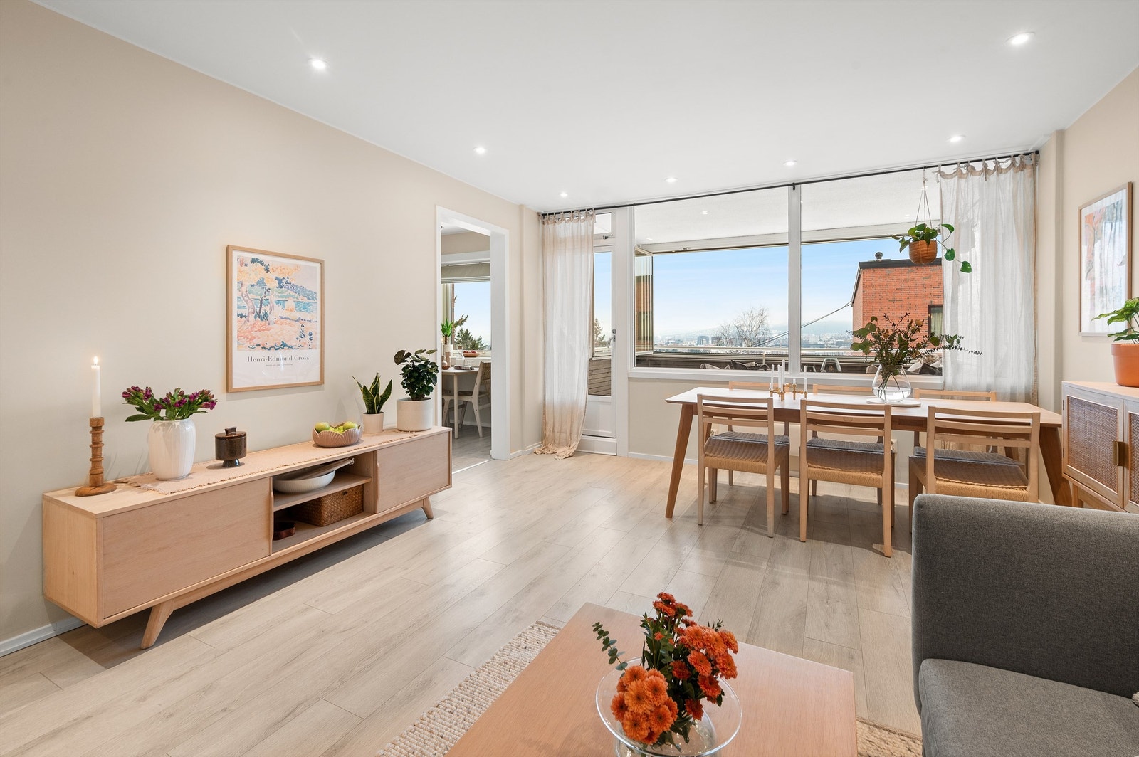 Leiligheten holder en gjennomgående god standard med velholdte overflater i tidsriktige nyanser. Galleribilde