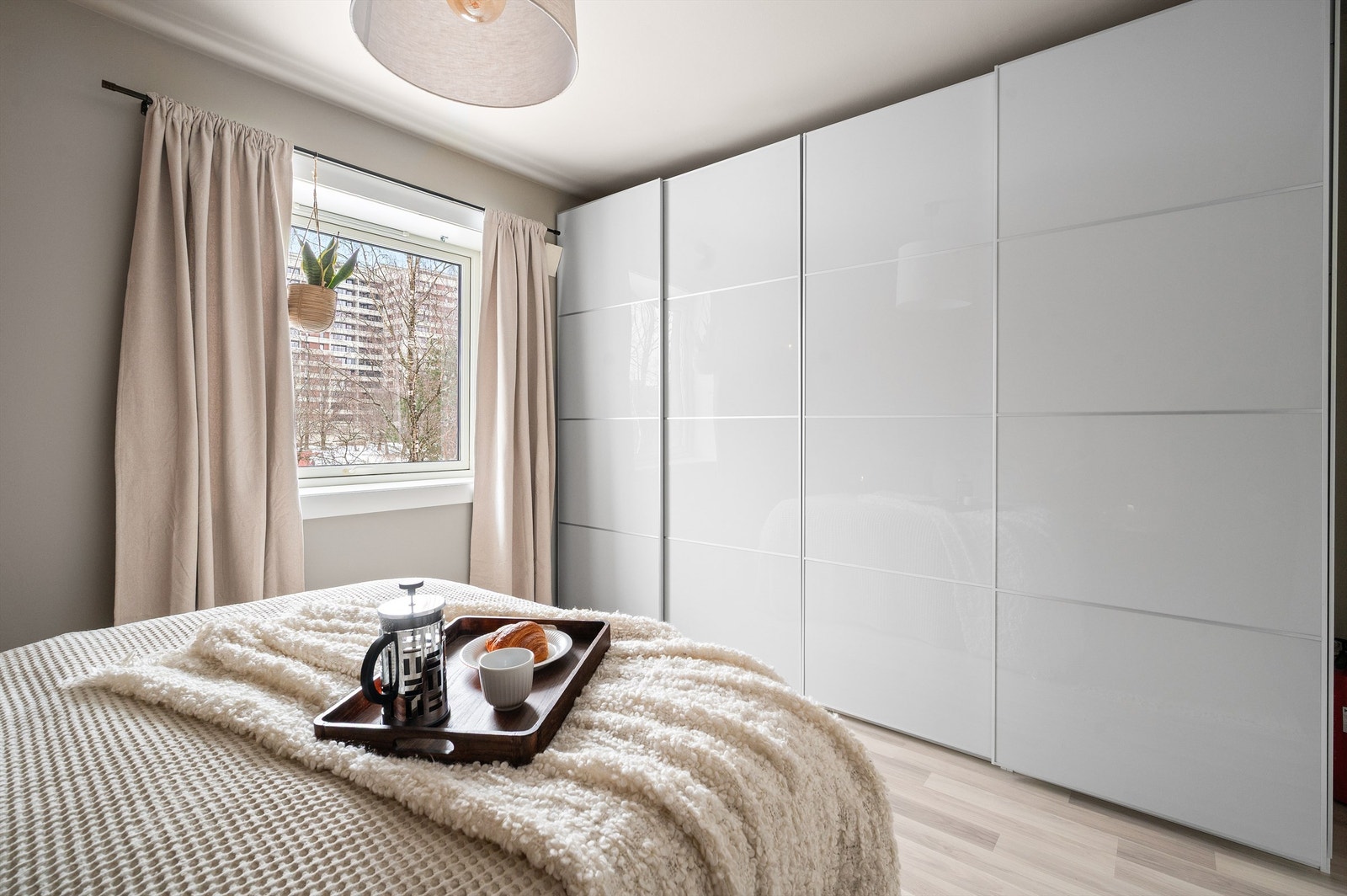 Det er rikelig med oppbevaringsplass i en romslig skyvedørsgarderobe. Galleribilde