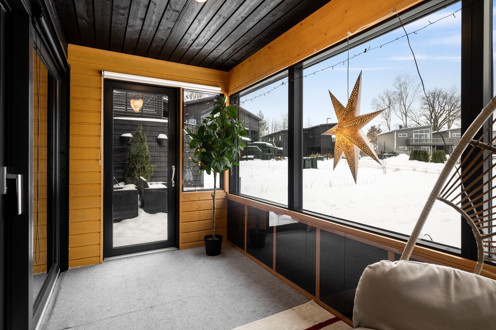 Fra innglasset terrasse er det utgang til terrasse og hage Galleribilde