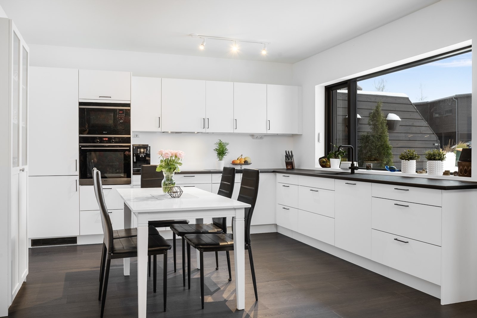 Lekkert kjøkken med mye skap- og benkeplass, og med integrerte hvitevarer Galleribilde