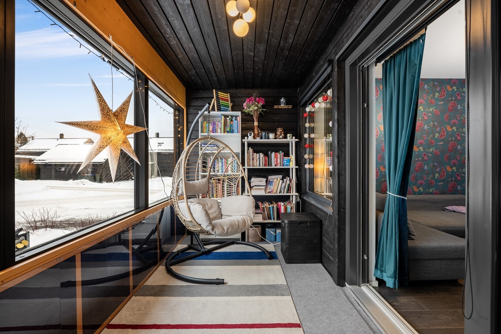 Innglasset terrasse blir en forlengelse av stuen Galleribilde