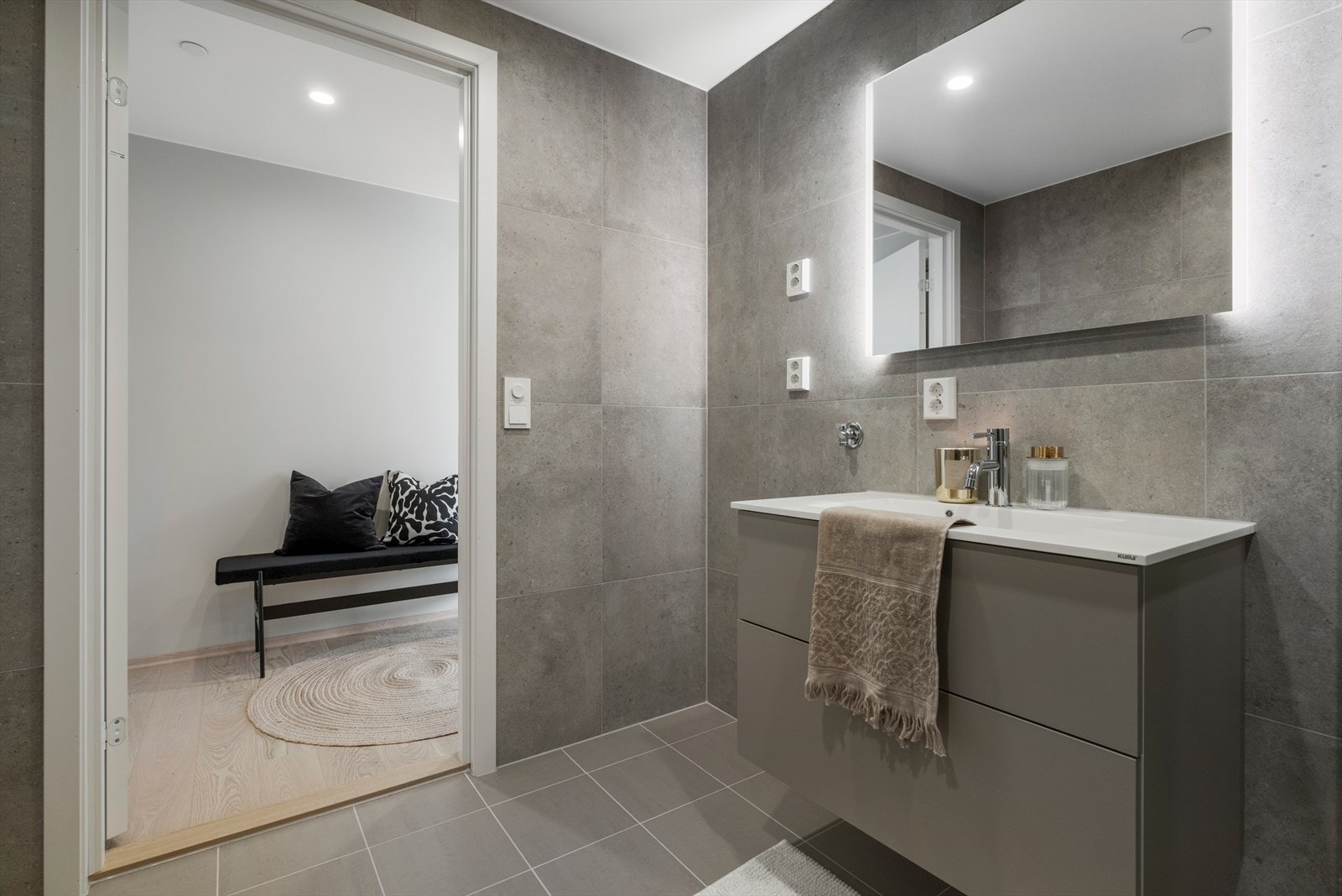 Det er god plass til oppbevaring på badet. Galleribilde