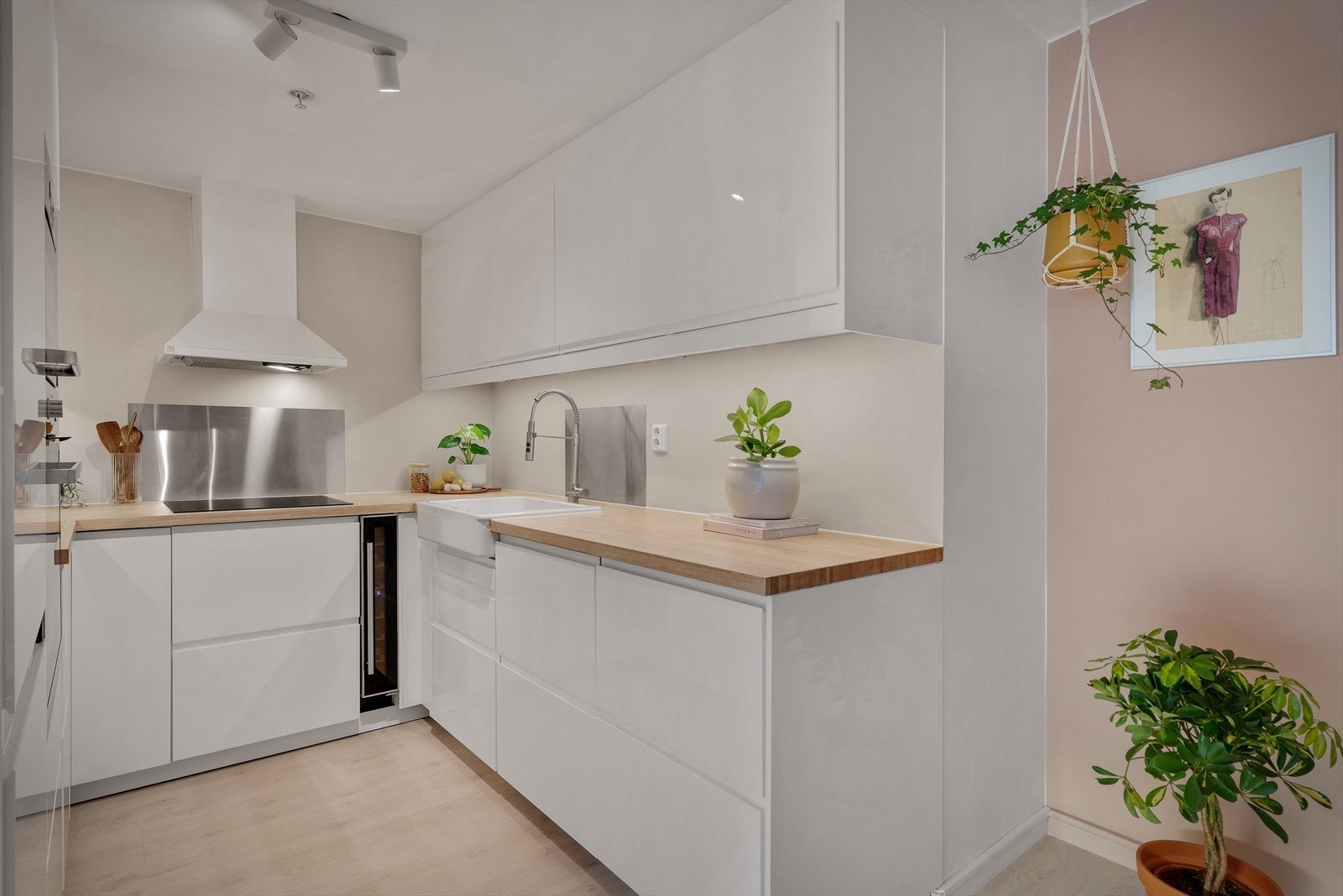 - Moderne og tidløs innredning (ny i 2019) ,ed høyglansede fronter og benkeplate i heltre - Galleribilde