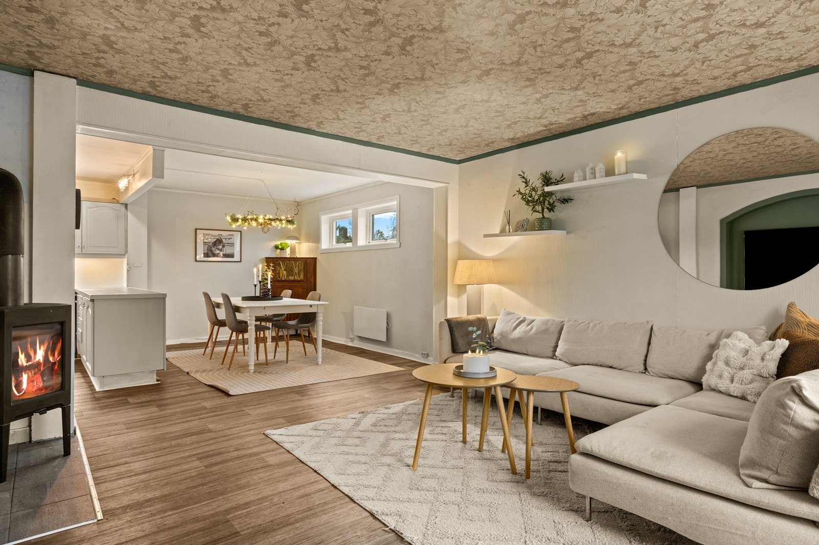 Klassisk og lys stue med vedovn Galleribilde