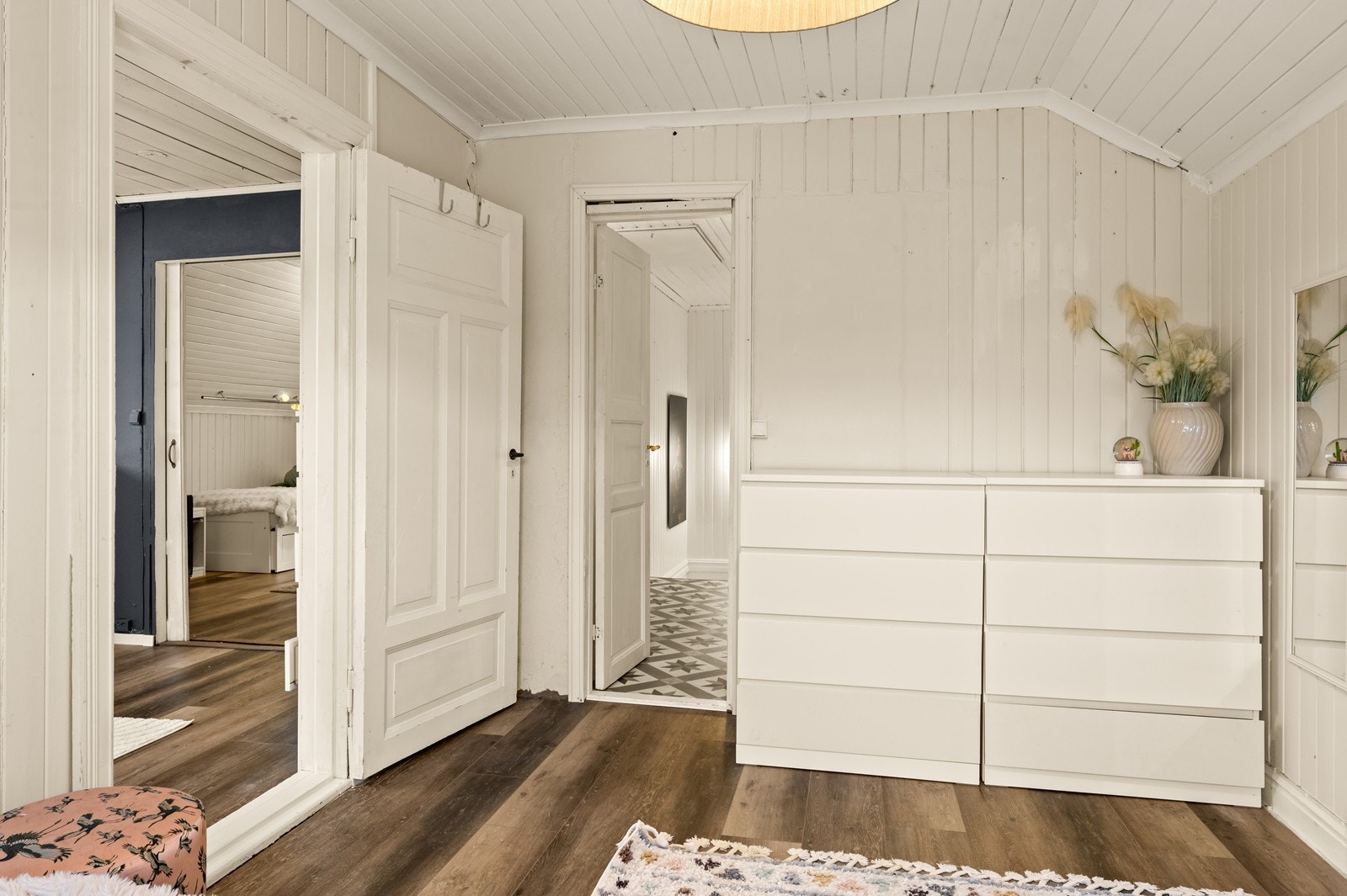 Lyst rom med flere muligheter. Kanskje walk in closet? Galleribilde