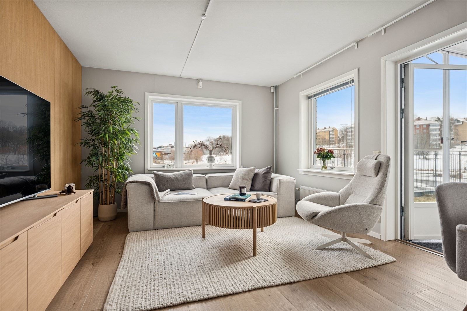 Stuen er et lyst og behagelig oppholdsrom med store vindusflater som slipper inn rikelig med naturlig lys gjennom hele dagen. Galleribilde