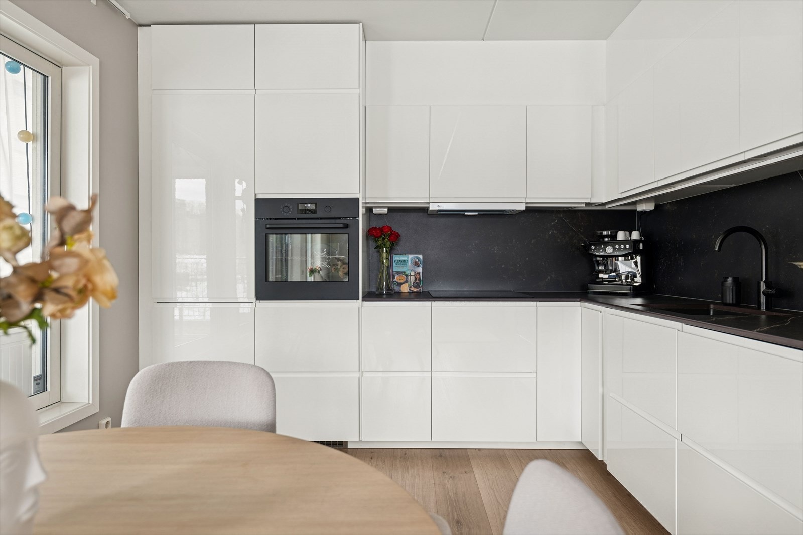 Nylig oppusset kjøkken fra 2025 som fremstår som moderne og stilrent. Galleribilde
