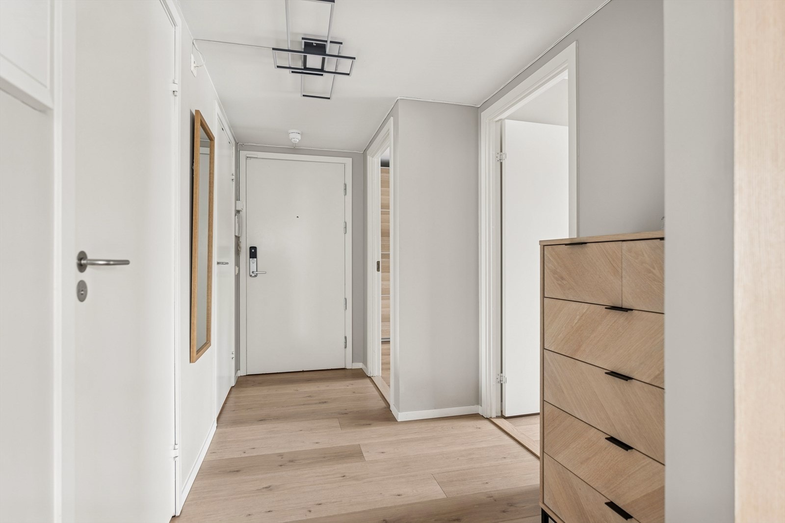 Romslig entré med gode oppbevaringsmuligheter og bod. Her finner du også adkomst til boligens to soverom og bad. Galleribilde