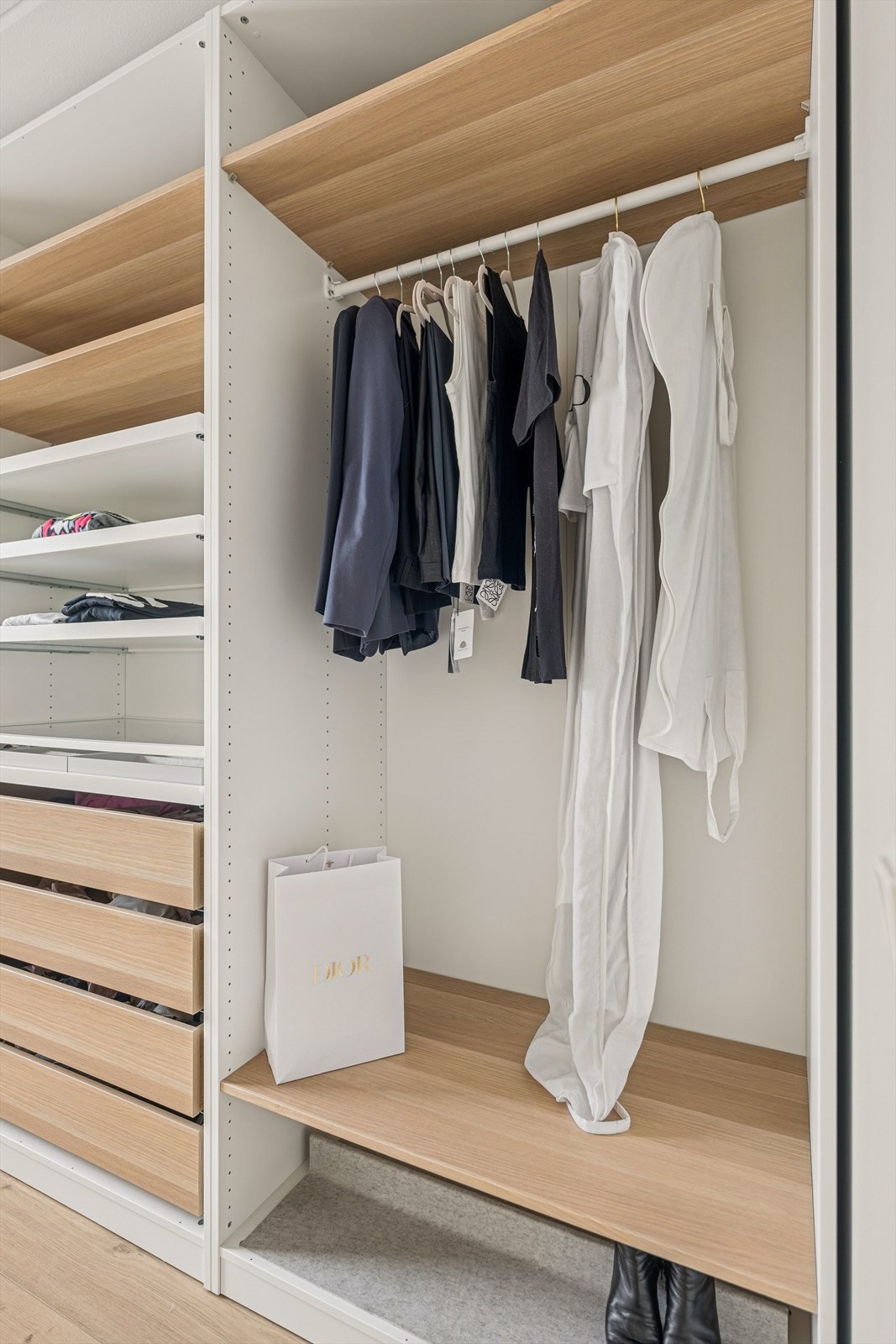 Rommet har en praktisk utforming og gode møbleringsmuligheter, enten det brukes som gjesterom, barnerom, kontor eller som en romslig walk-in-garderobe. Galleribilde