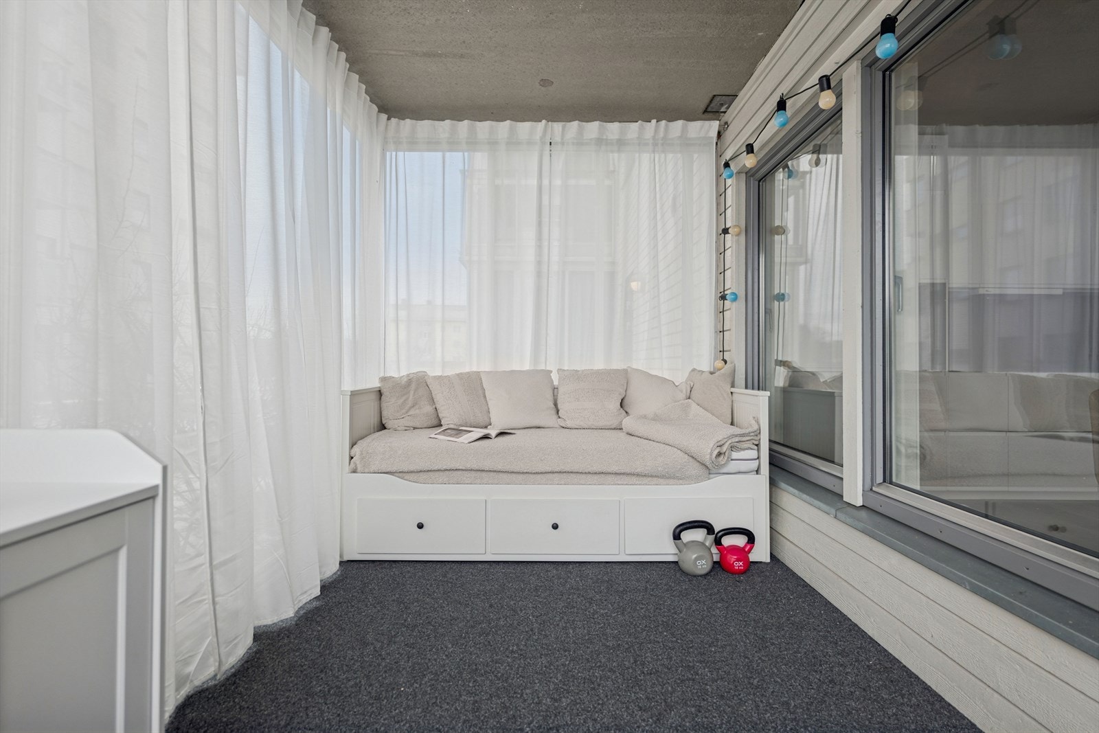 Her er det god plass til både sittegruppe og grønne planter, og innredningen kan enkelt tilpasses etter sesong og behov. Galleribilde