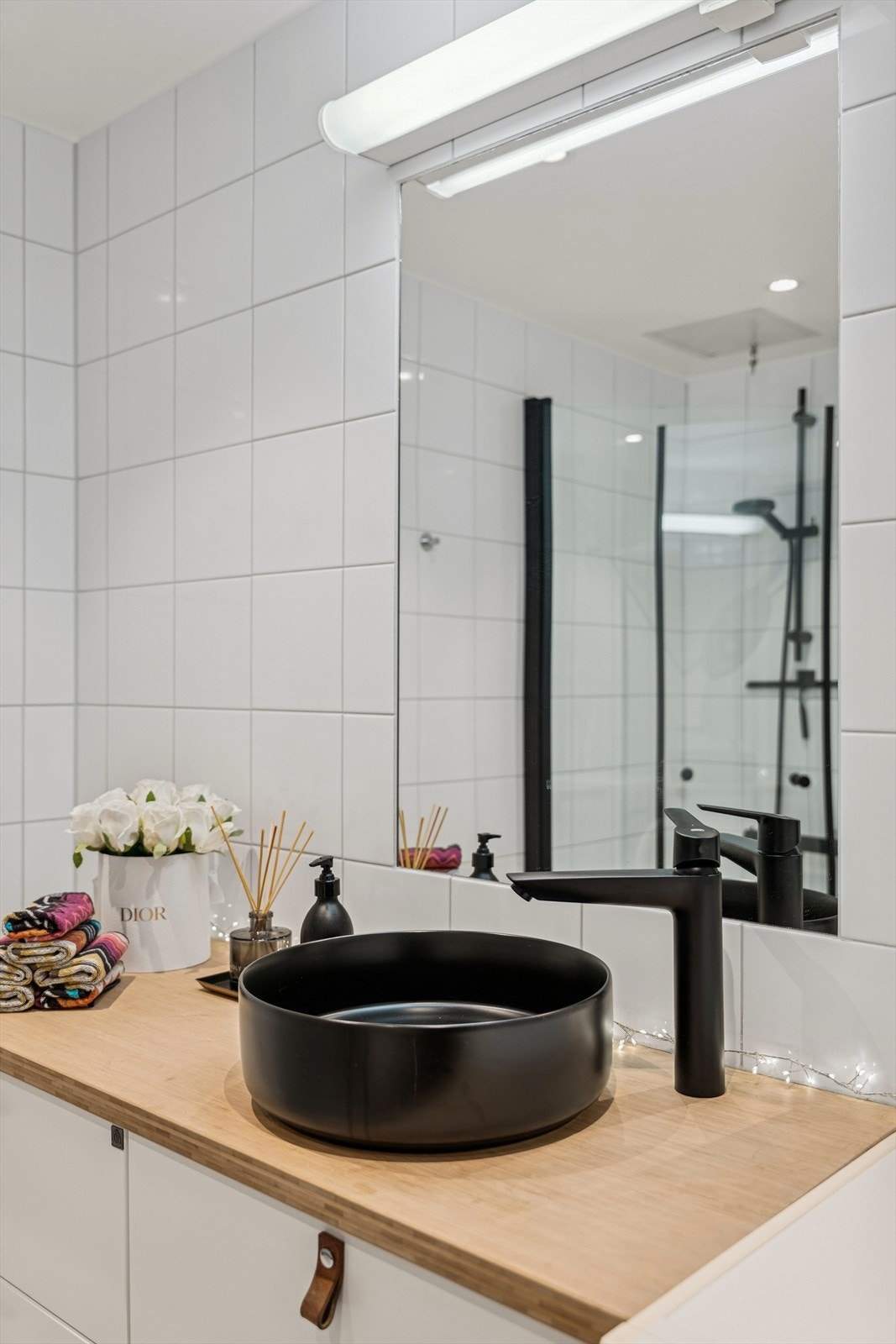 De sorte detaljene på baderommet gir et stilrent og ekslusivt preg. Galleribilde