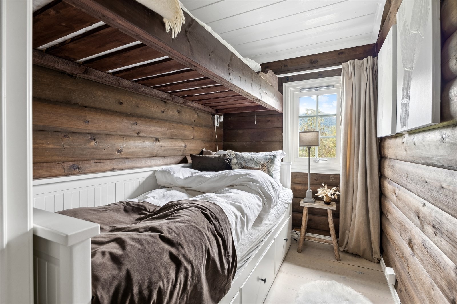 Soverom 2 har plassbygd etasjeseng og plass til en ekstra seng Galleribilde