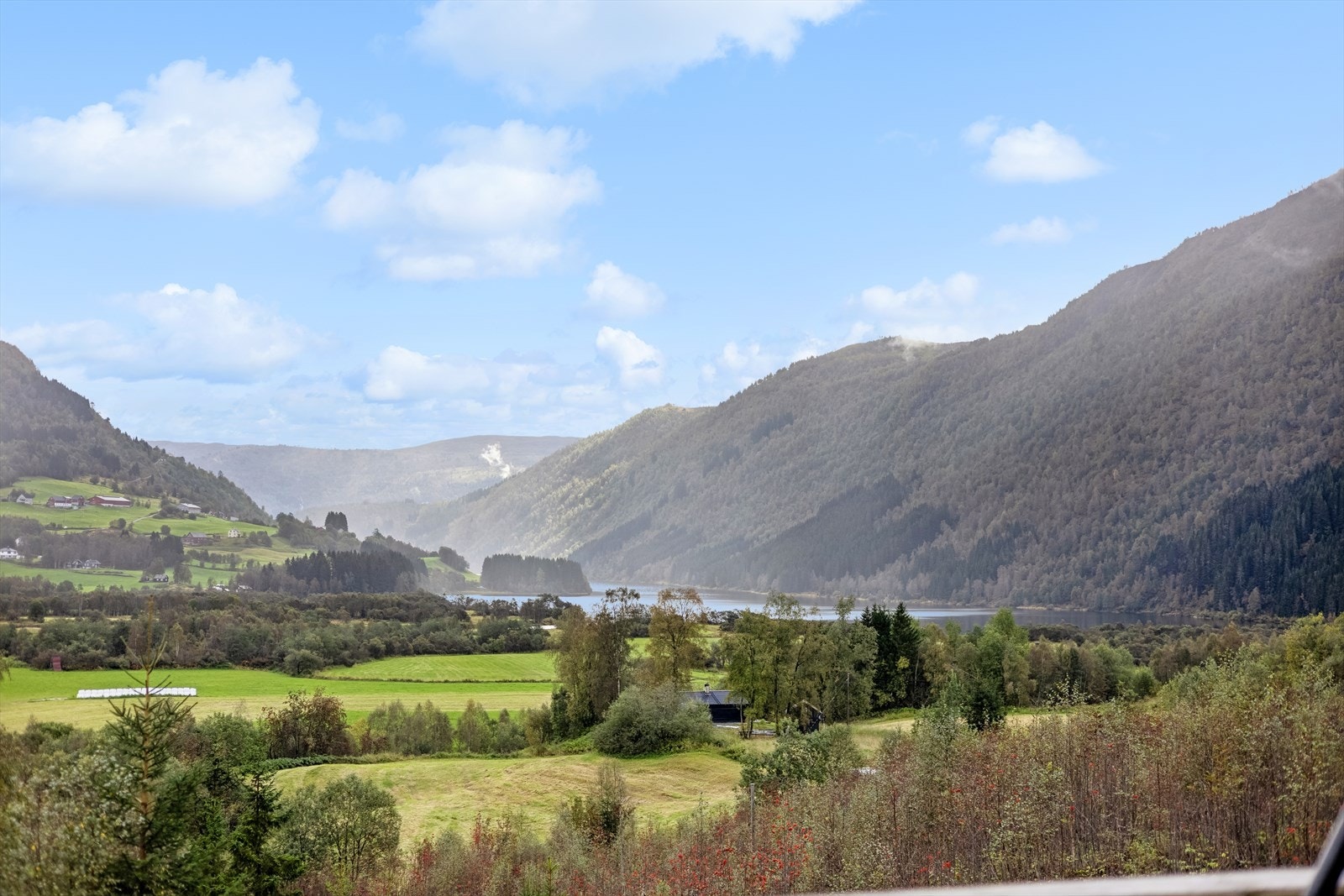 Utsikten kan nytes fra altanen Galleribilde