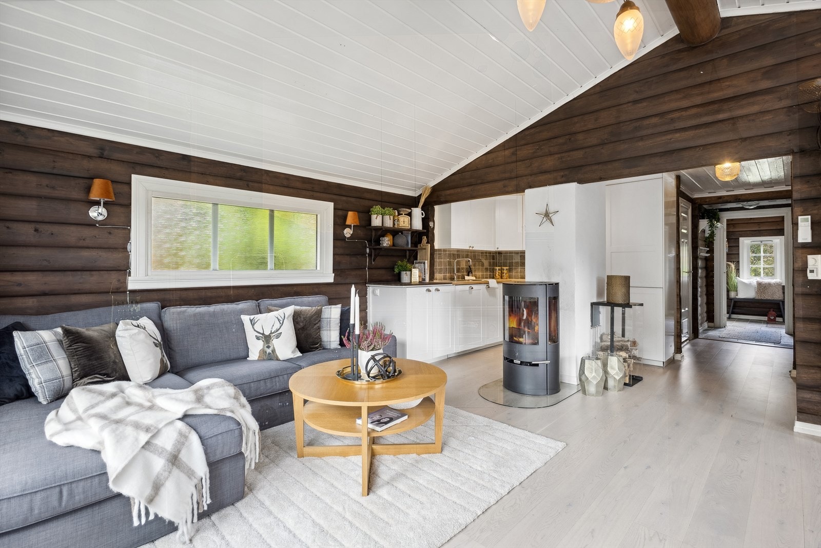 Stuen har en åpen løsning mot kjøkkenet Galleribilde