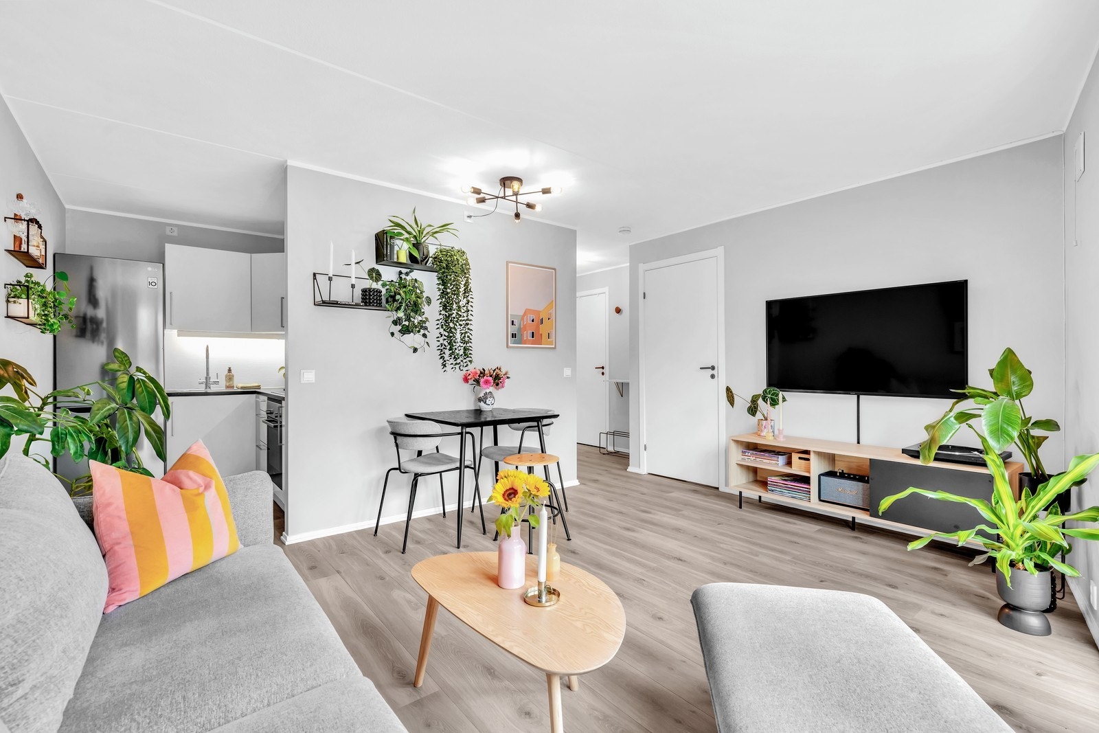 Stue og kjøkken ligger i åpen løsning. Galleribilde