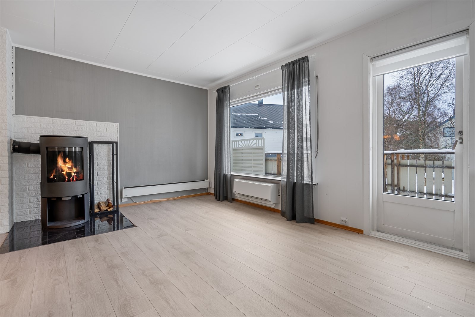 Utgang til stor veranda med sjøutsikt og fin solgang Galleribilde