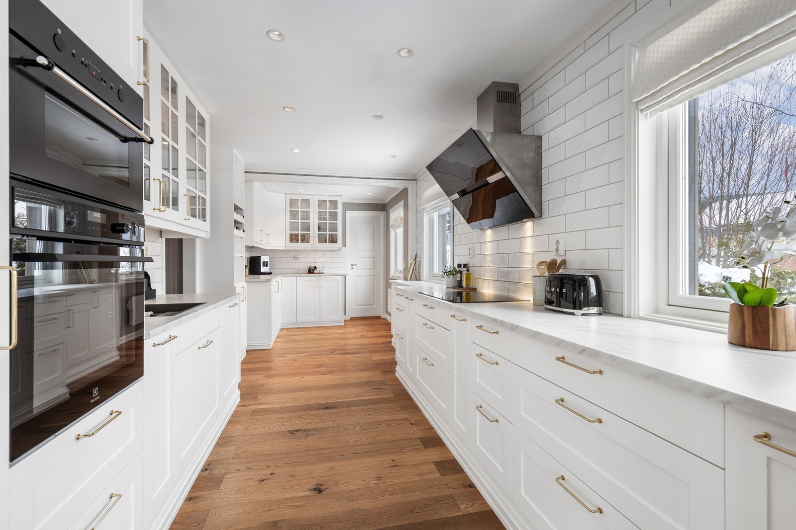 Det er utstyrt med integrert oppvaskmaskin, stekeovn, platetopp, mikrobølgeovn og kjøleskap. Galleribilde