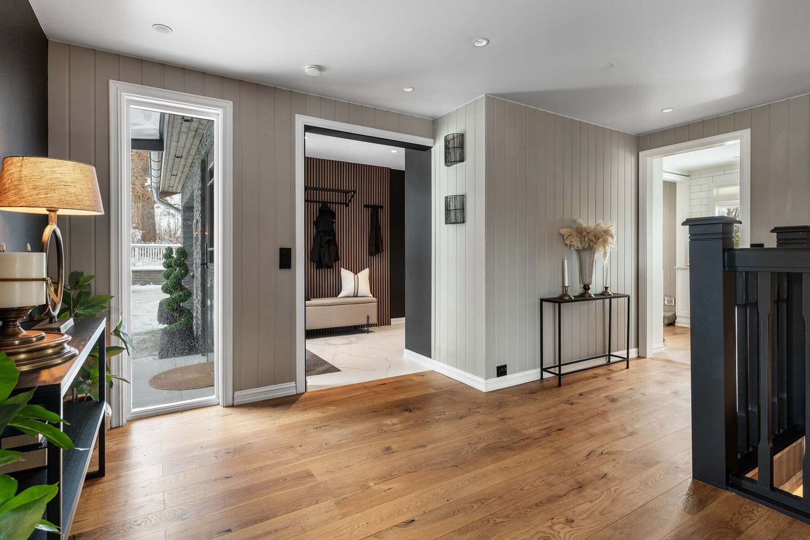 Luftig og lyst inngangsparti i 1. etasje. Galleribilde