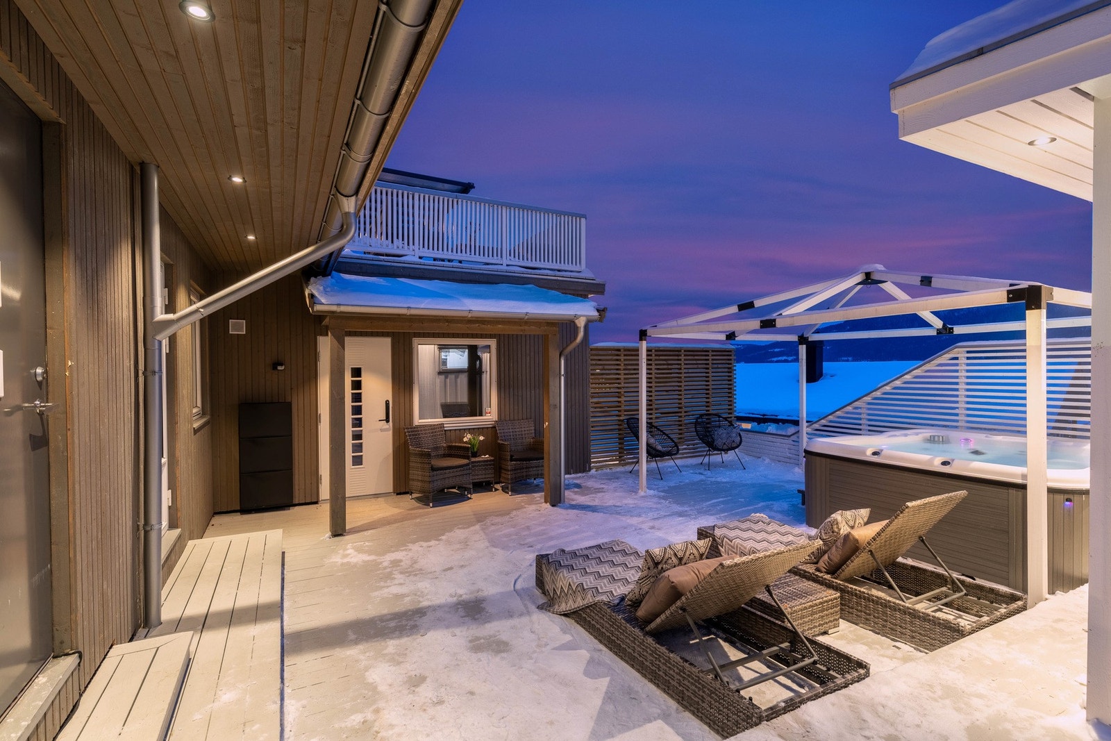 Terrassen utenfor underetasjen byr på jacuzzi. Galleribilde