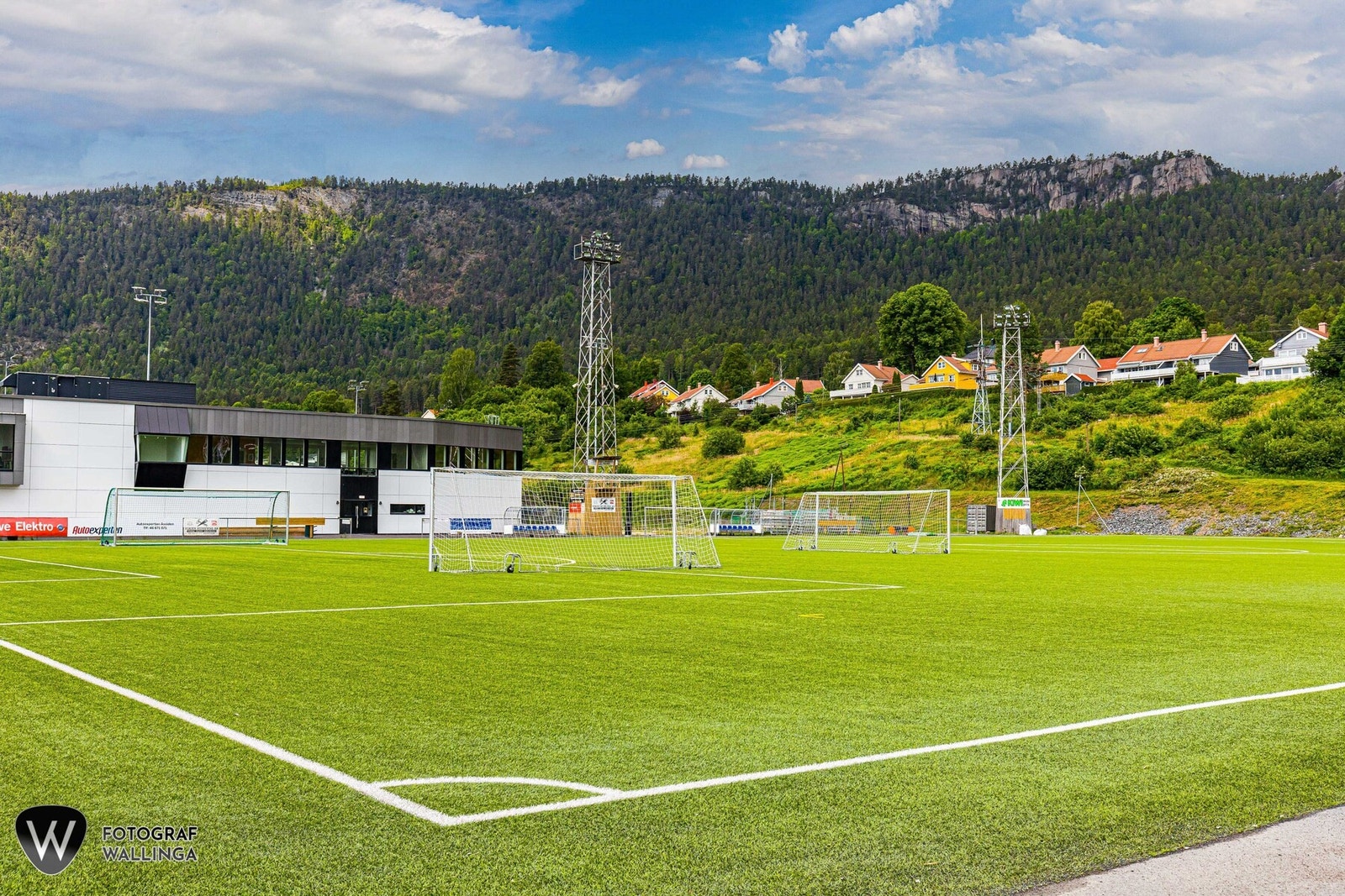 Ikke langt fra skolene ligger også det flotte idrettsanlegget til Solberg Sport- og Kultursenter. Fasilitetene til idrettsanlegget er allsidige, her er det flere fotballbaner, skøyteis om vinteren og en stor idrettshall. Sistnevnte benyttes til arrangemen Galleribilde