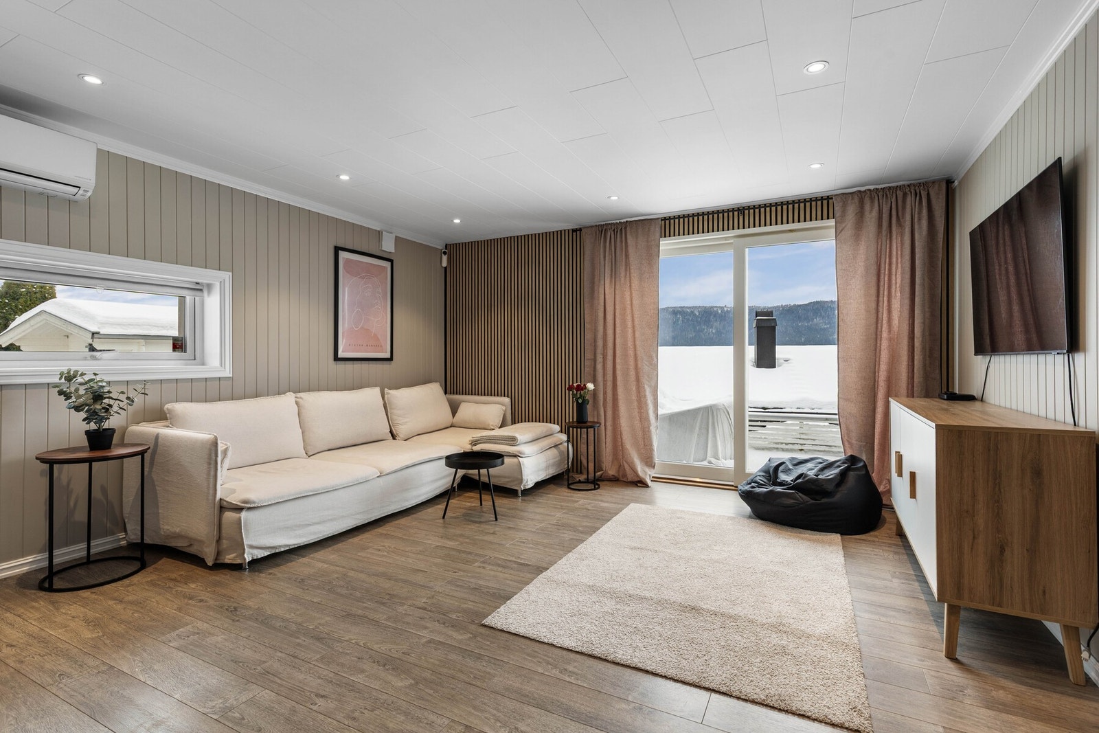 Huset har en separat innredet del i underetasjen. Her er det god plass til møblement. "Leiligheten" er ikke omsøkt og godkjent. Galleribilde