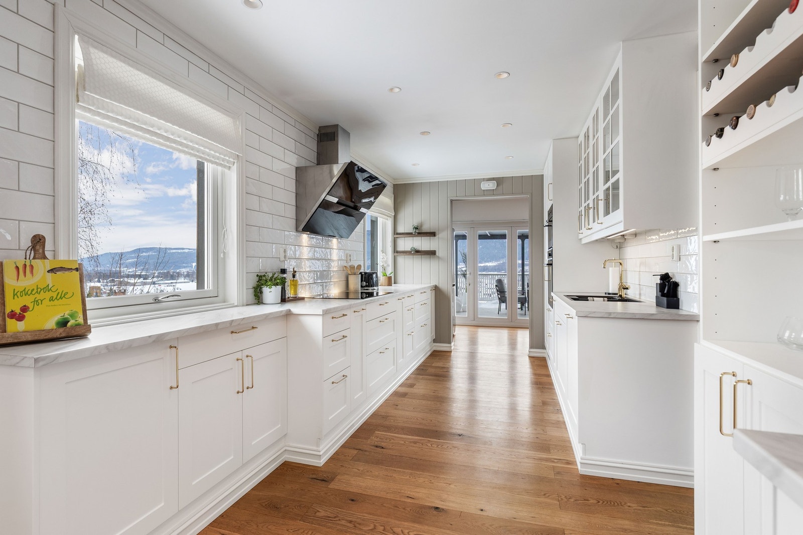 Klassisk og lyst kjøkken fra 2021 med profilerte fronter og laminert benkeplate med nedfelt oppvaskkum. Galleribilde