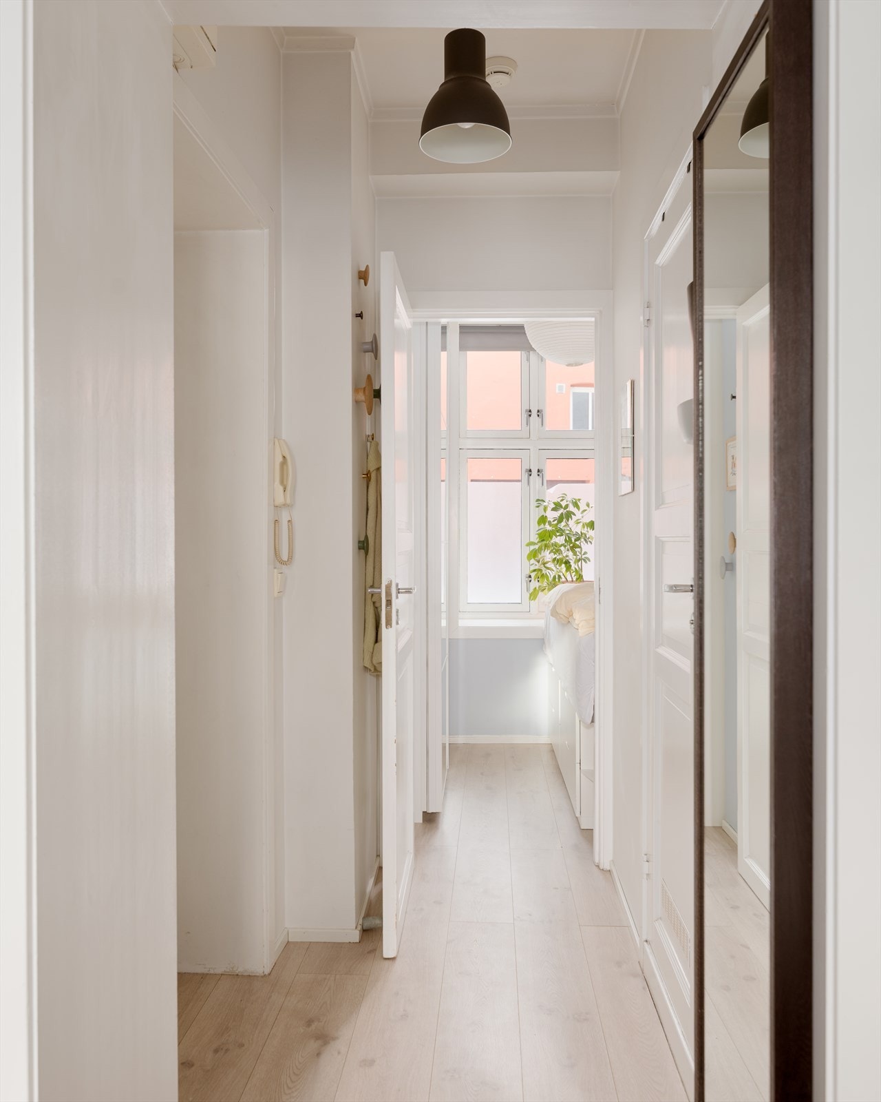 En lys og innbydende entré ønsker deg velkommen hjem! Galleribilde