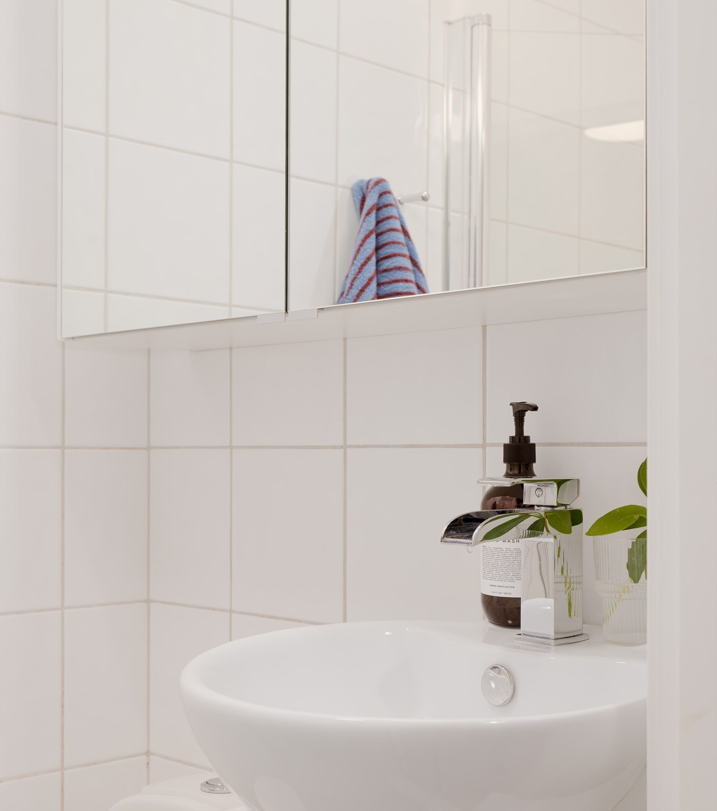 Det er godt med oppbevaring i overskap og servantskap. Galleribilde