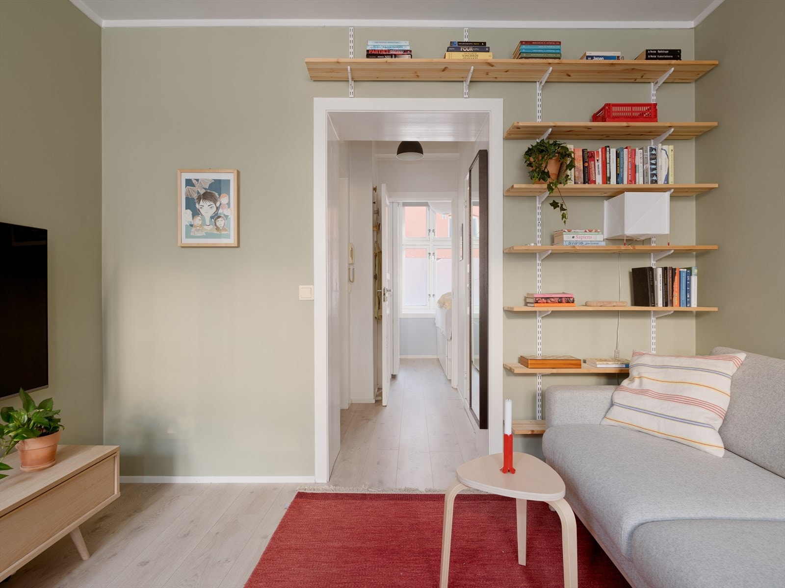 Leiligheten er malt i delikate fargetoner som gjør det enkelt å innrede. Galleribilde