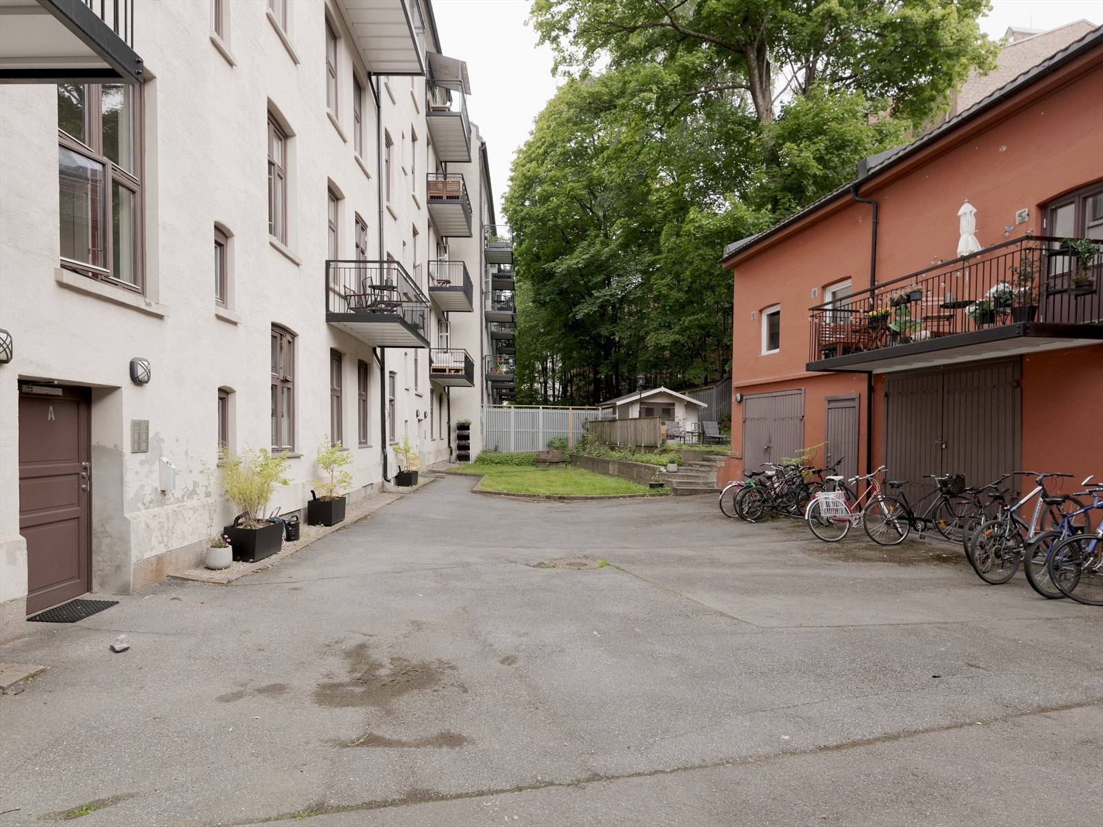 Borettslaget har en pent opparbeidet bakgård med gressplen, beplantning, sykkelstativ og sitteplasser. Galleribilde