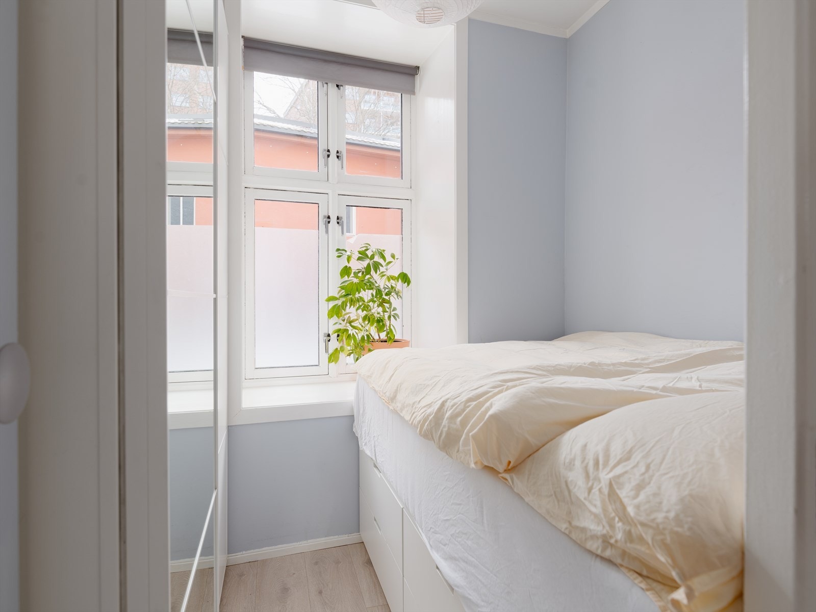 Soverommet ligger fint til i enden av boligen og vender mot indre bakgård - her sover du godt! Galleribilde