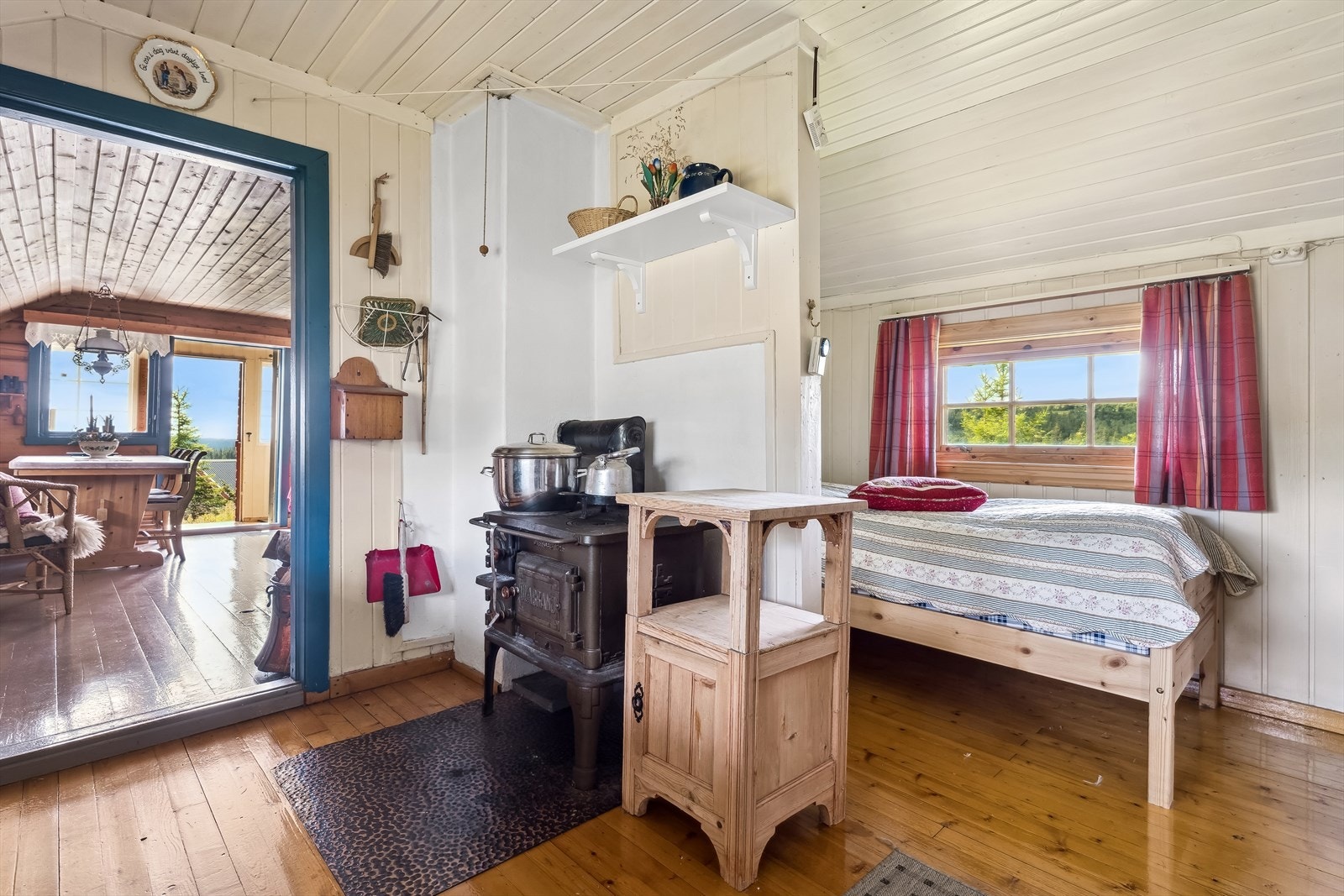 Det er montert en delvegg på kjøkkenet. Bak denne delveggen er det etablert en seng med en soveplass. Galleribilde