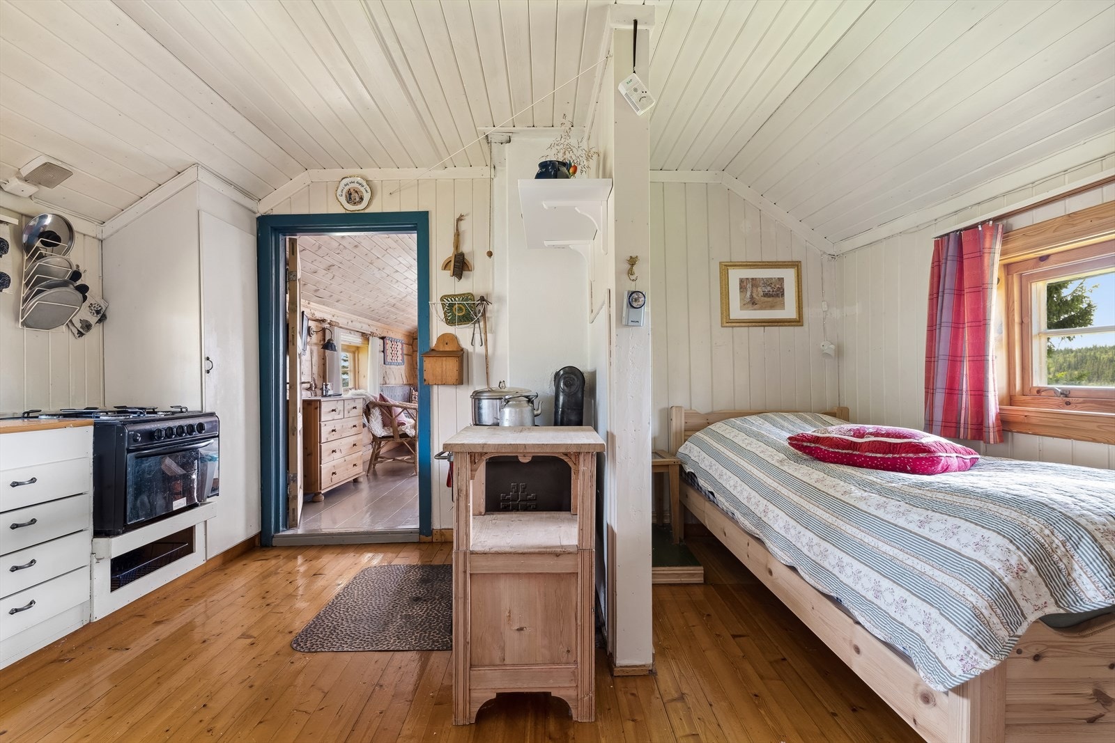 Fra kjøkkenet er det en dør inn til soverom og bad/hygienerom. Galleribilde