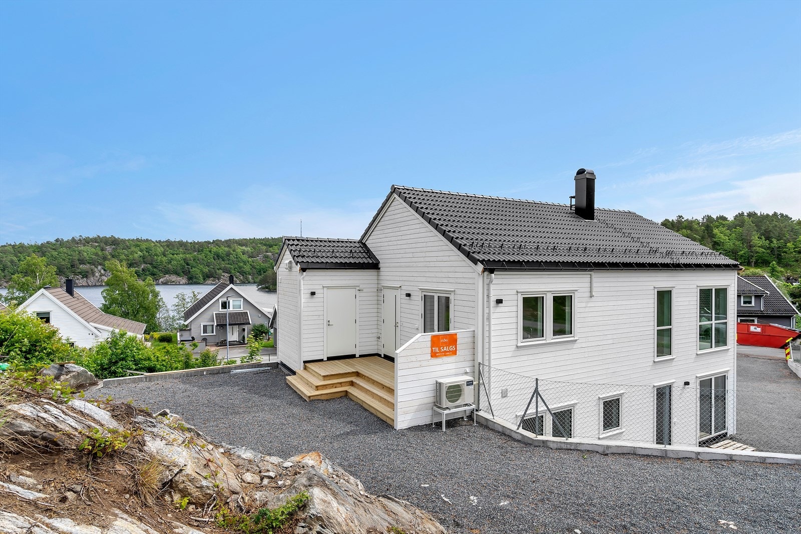 Gruset privat uteplass med utsikt og gode solforhold. Galleribilde