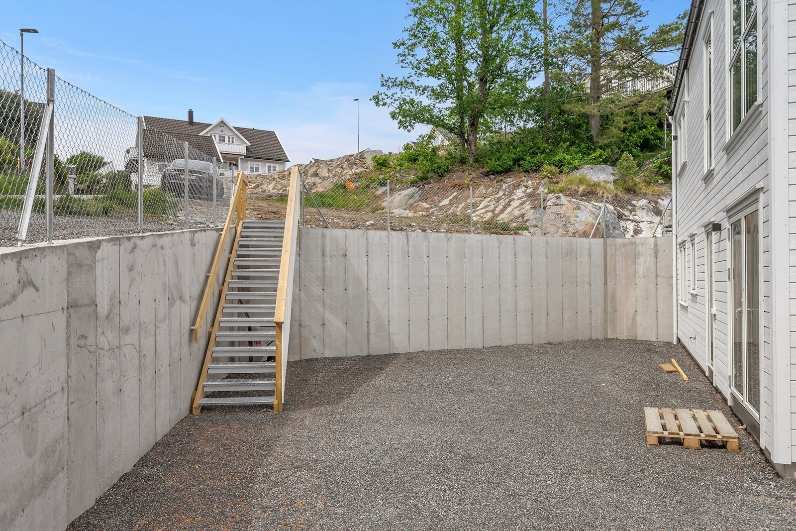 Trapp på fellestomt opp til boligen i 2. etg. Galleribilde