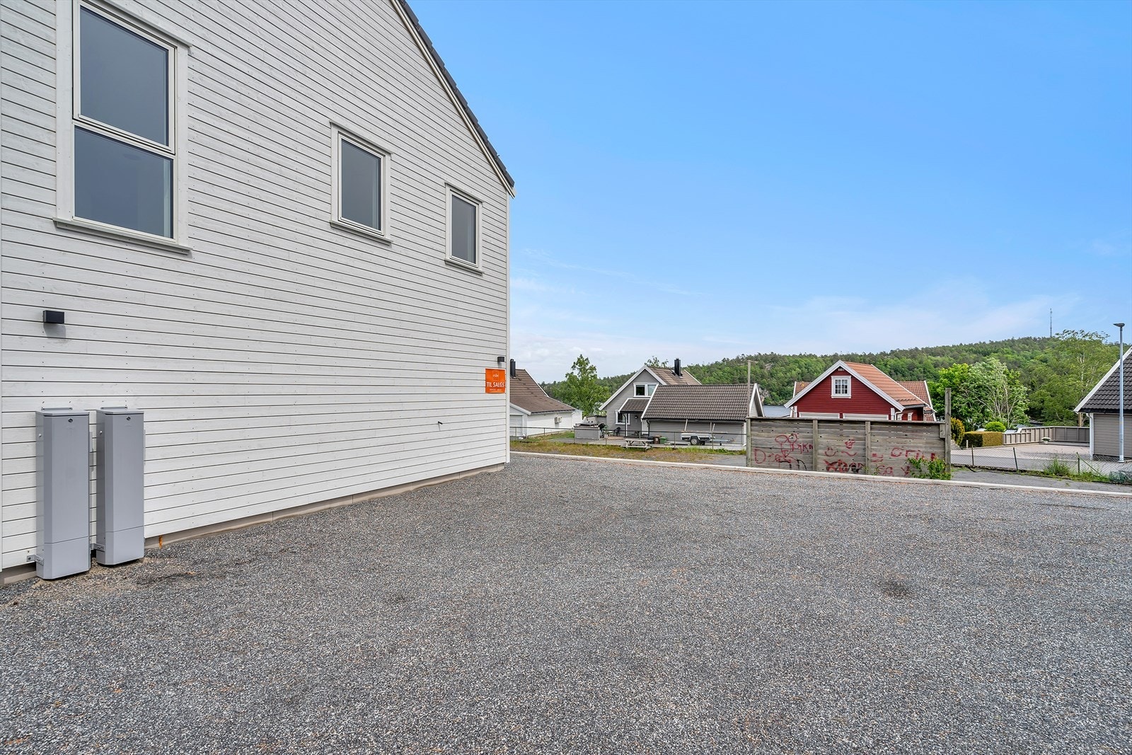 Romslig p-plass for begge enhetene. Galleribilde