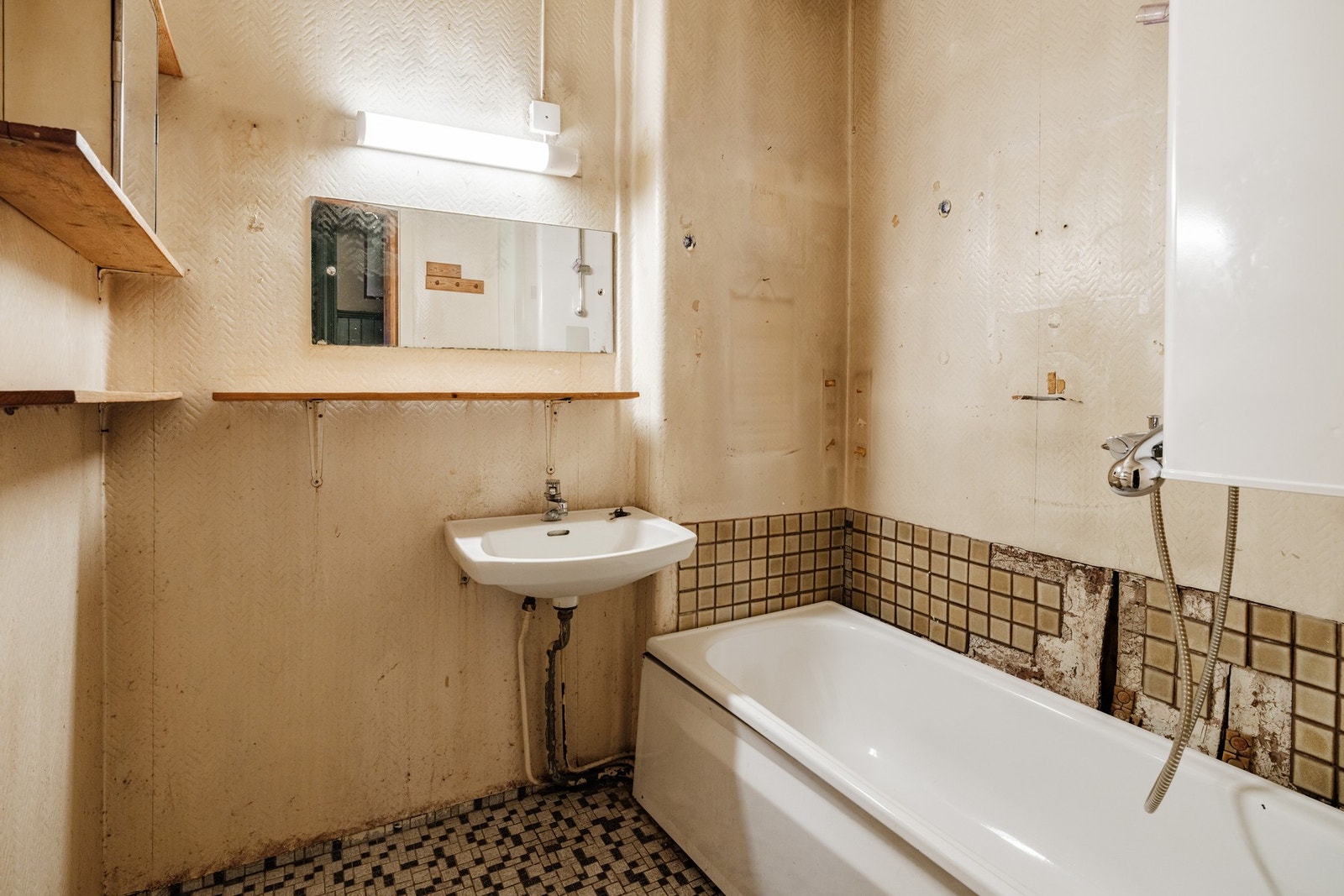 Eldre bad med flislagt gulv. Galleribilde