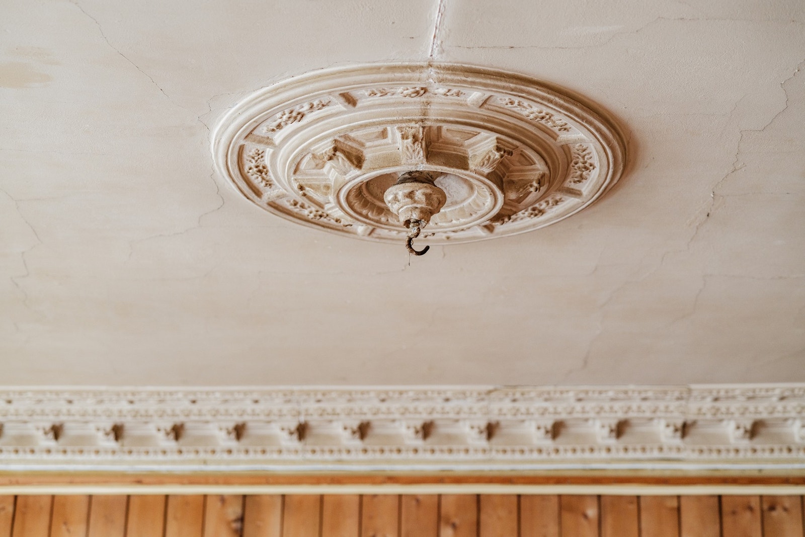 Flere av rommene har nydelige originale stukkaturer og vakre rosetter. Galleribilde