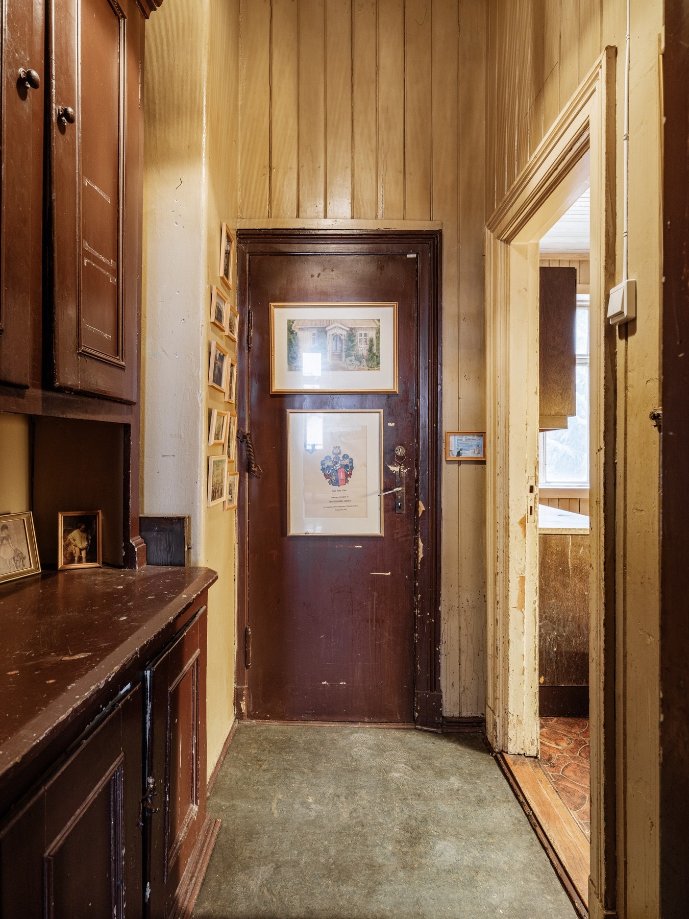 Gang med adkomst til baktrapp med bod. Galleribilde