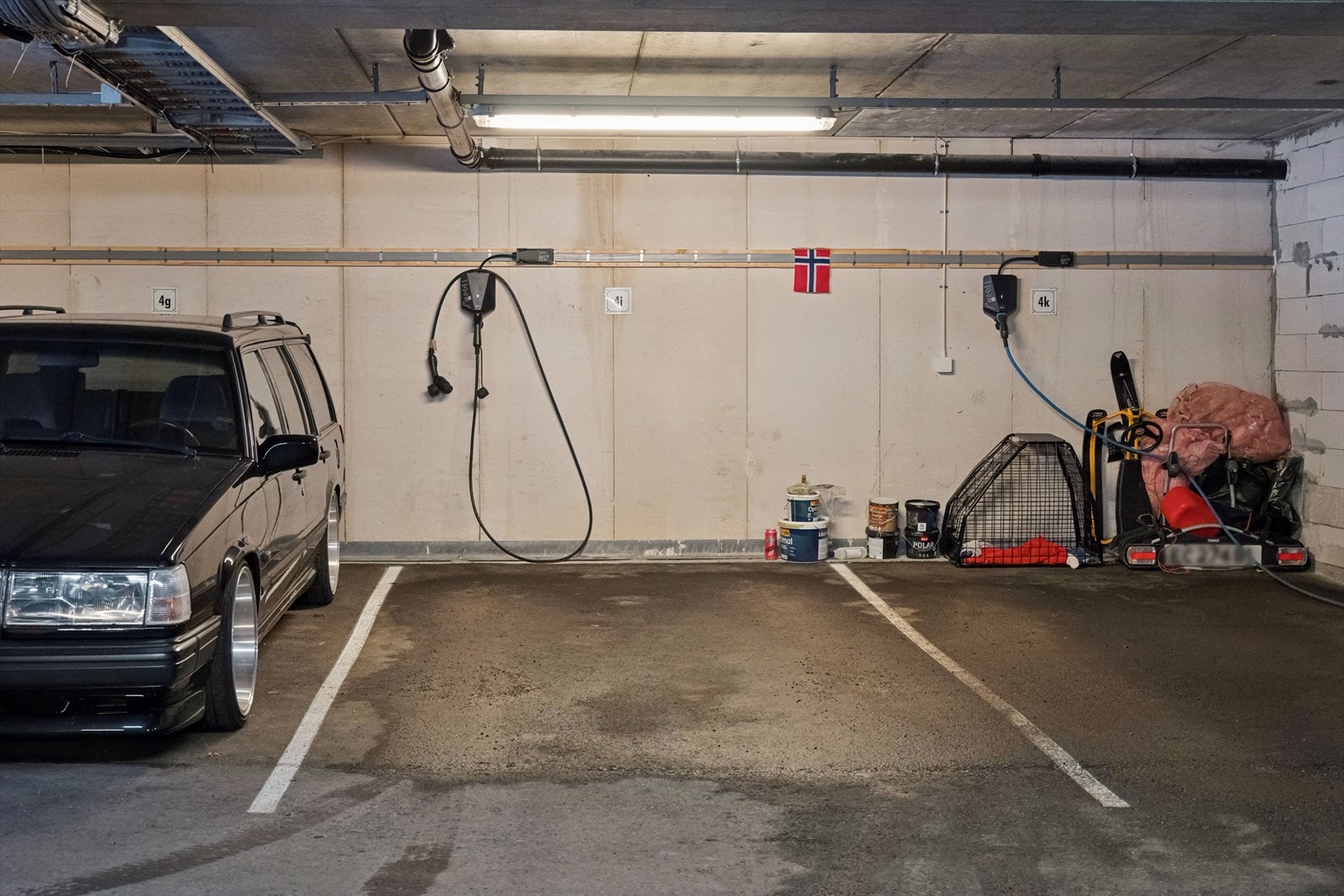 Boligen disponerer en parkeringsplass i felles garasjekjeller med elbillader. Galleribilde