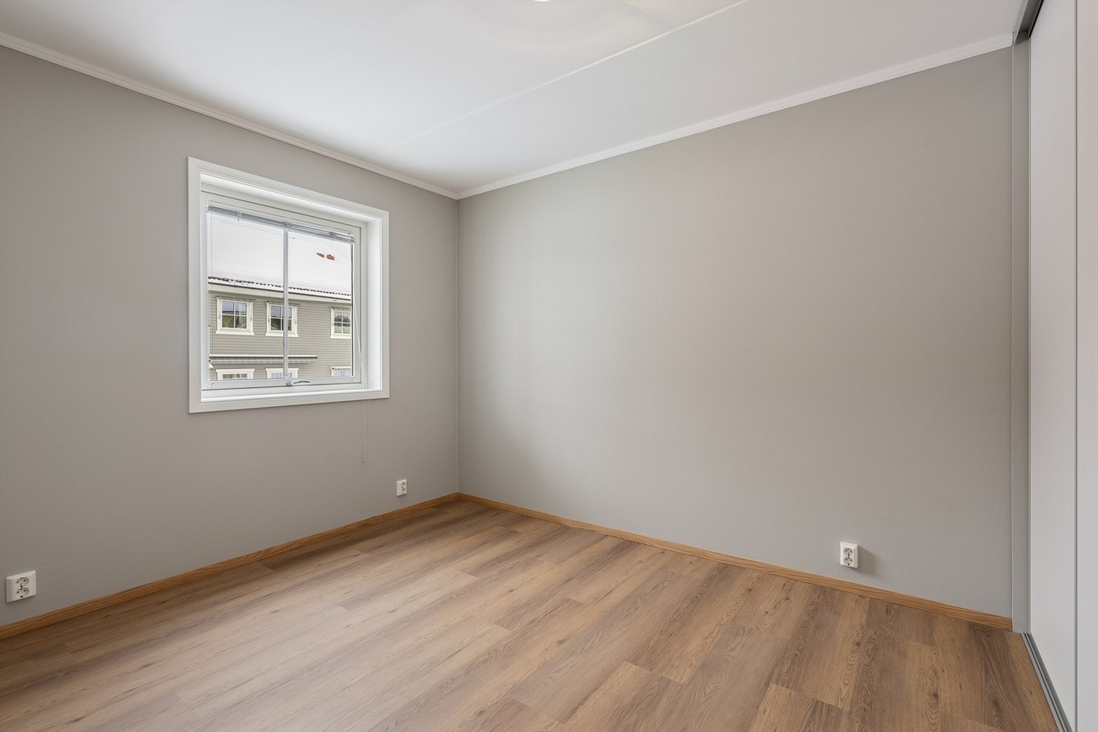 Boligen har totalt 2 soverom. Hovedsoverommet har plass til seng og en praktisk skyvedørsgarderobe. Galleribilde