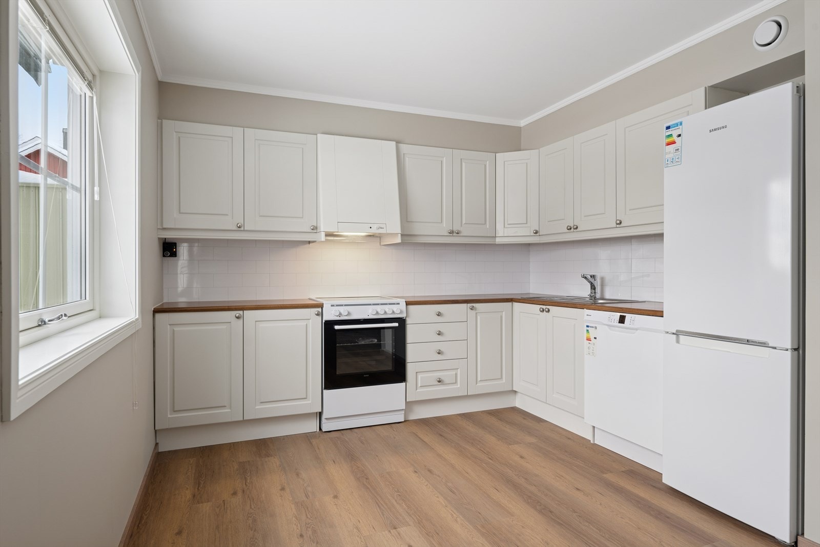 Kjøkkenet har godt med skap og benkeplass. Galleribilde