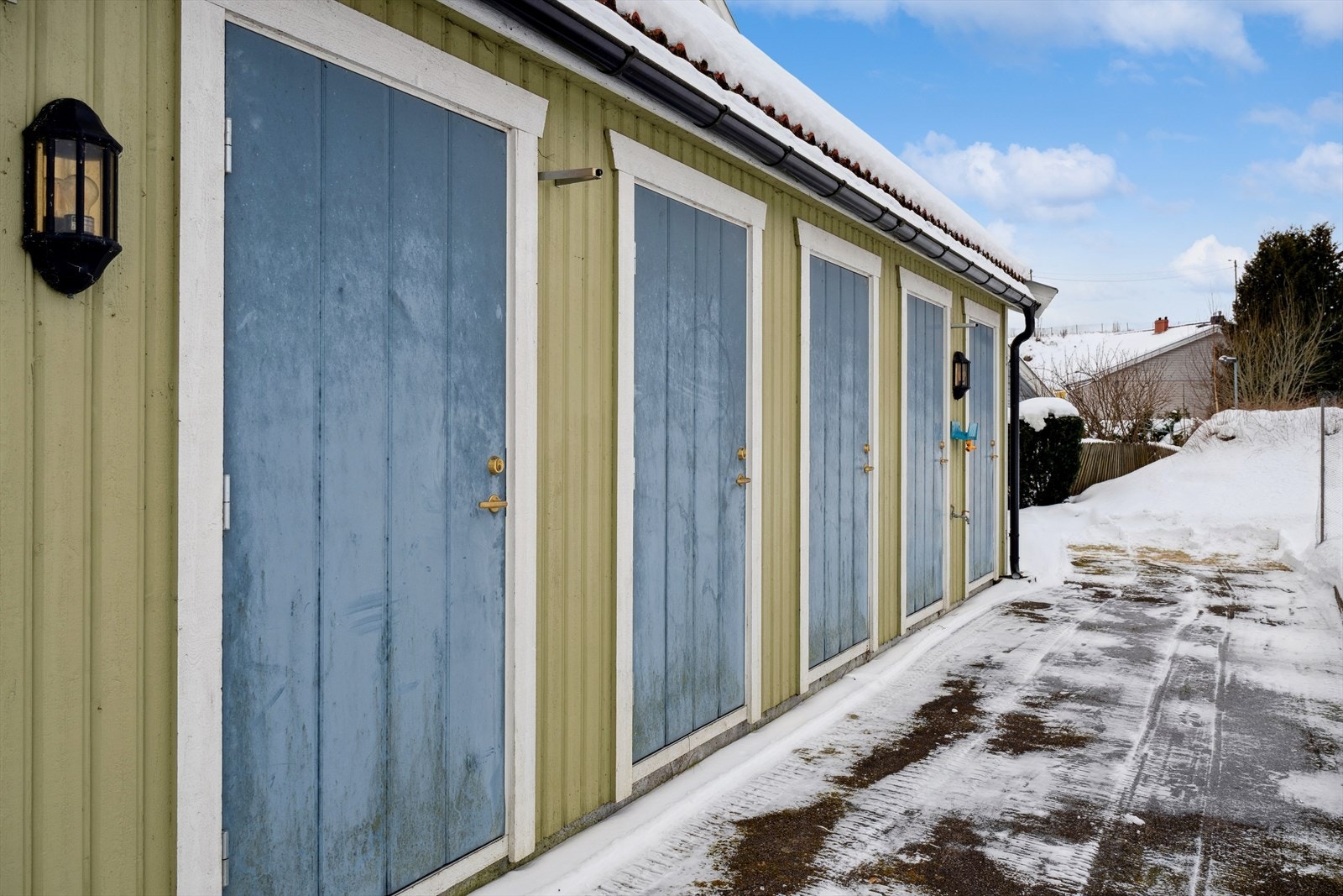 Boligen disponerer en utvendig sportsbod på ca.
5 m². Galleribilde