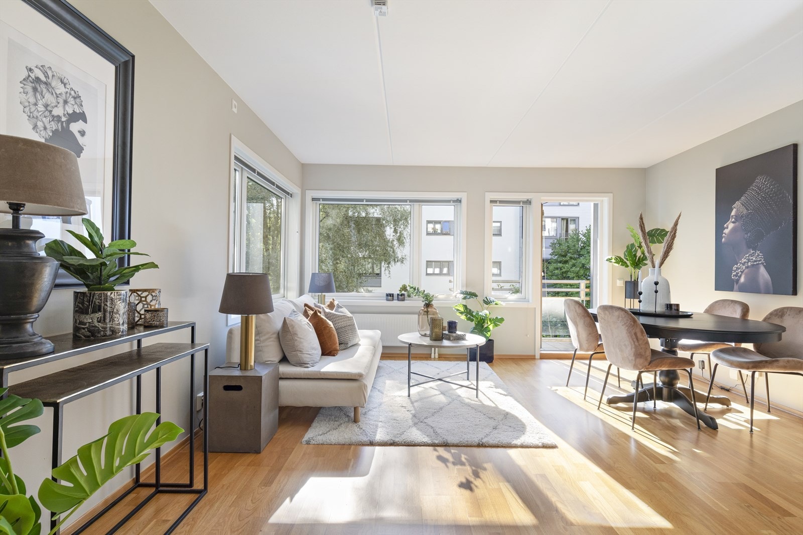 Boligen ligger i rolige og grønne omgivelser midt i byen, med umiddelbar nærhet til sentrum, studiesteder, kollektivtransport og et bredt utvalg av servicetilbud. Galleribilde