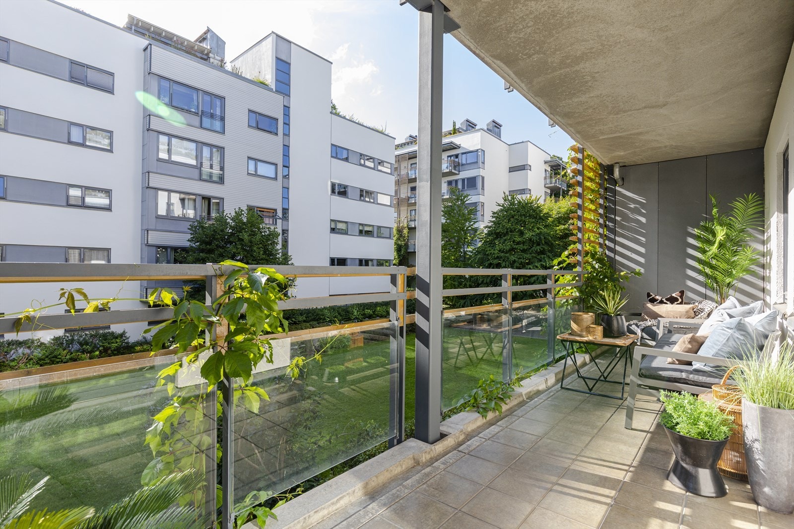 Romslig balkong på hele 13 kvm, med gode solforhold og vendt mot en rolig, grønn bakhage. Galleribilde