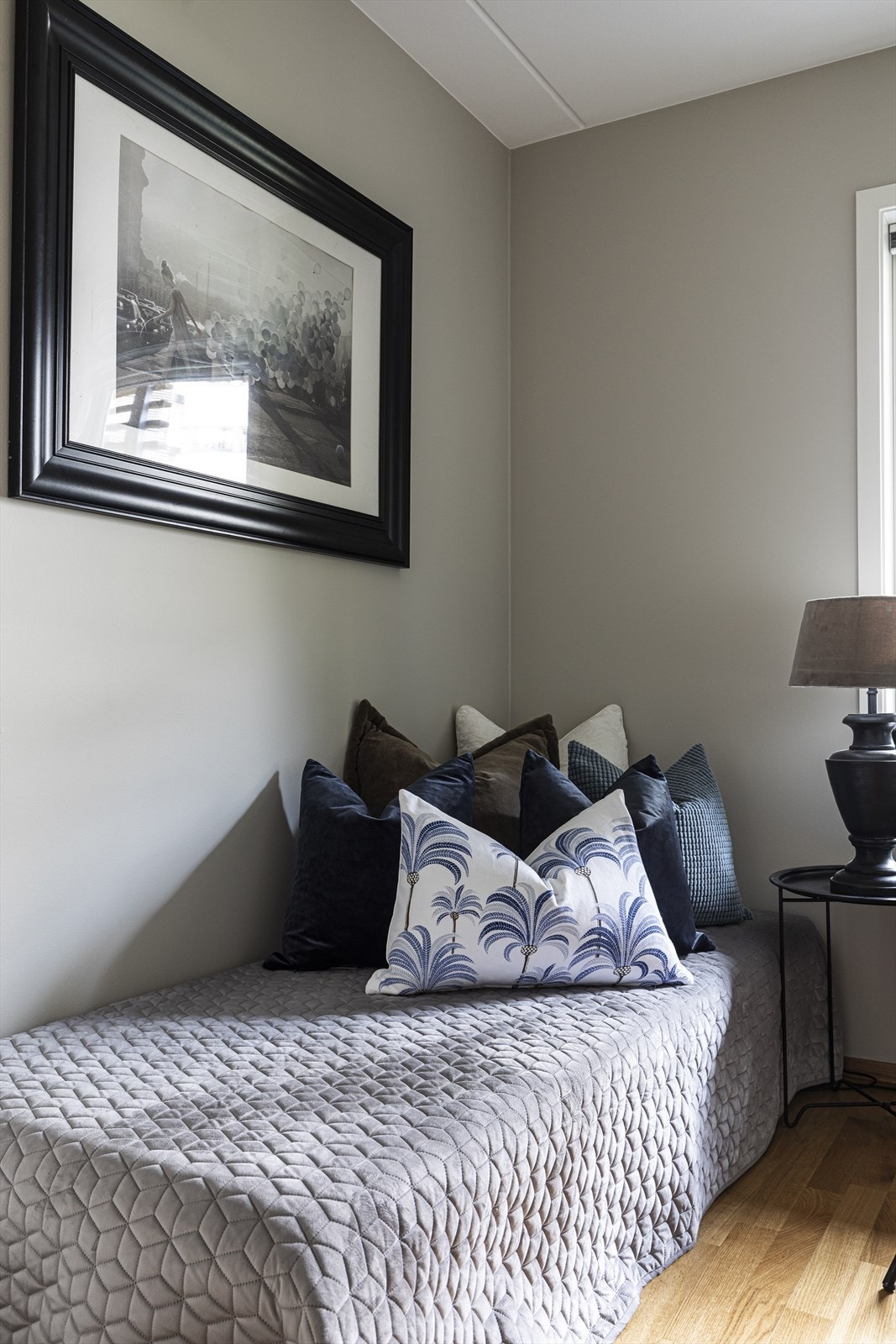 Soverom nummer to har god plass til seng, kommode og øvrig møblering etter behov, og egner seg utmerket som barnerom, gjesterom eller hjemmekontor. Galleribilde