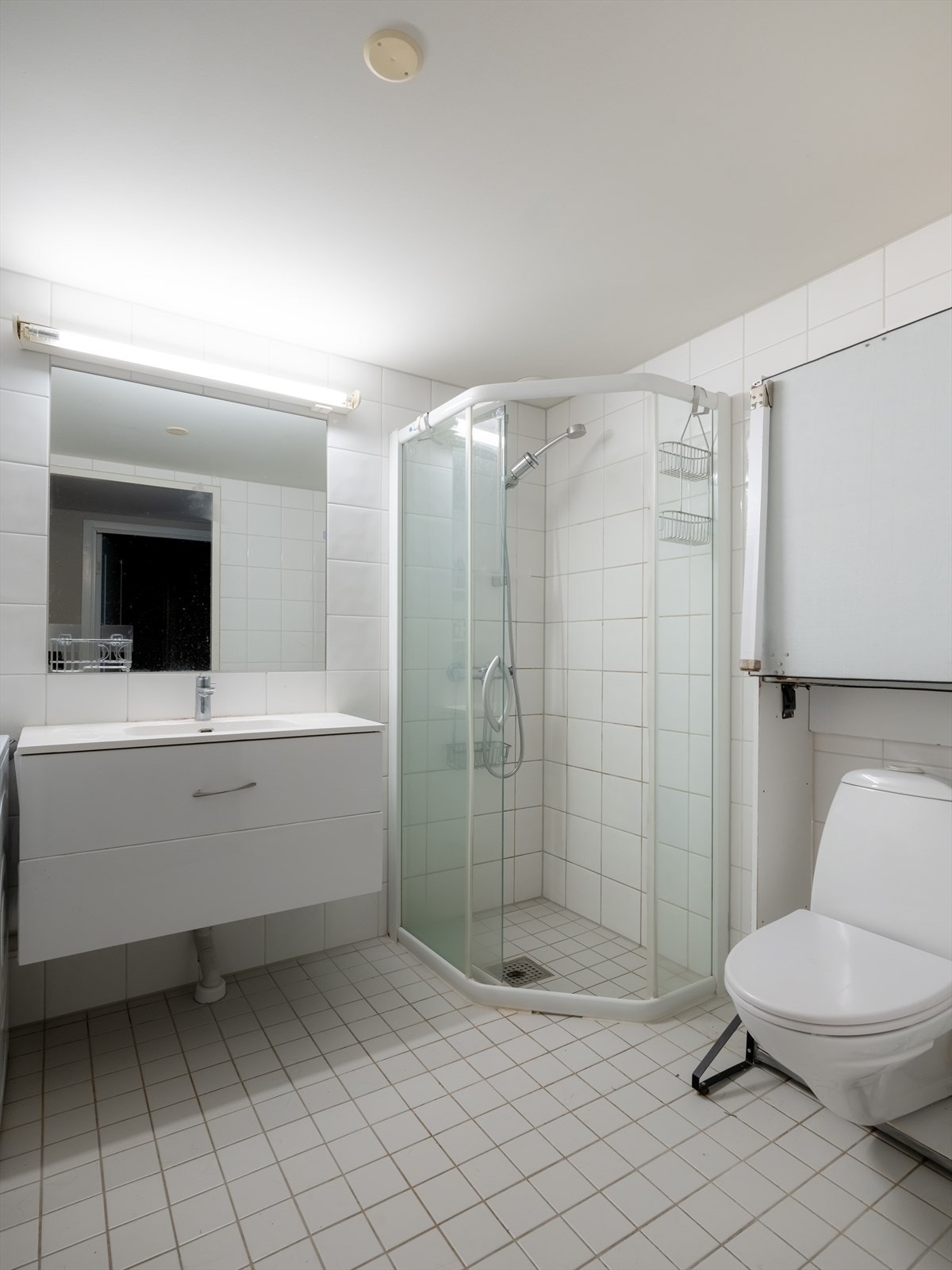 Lyst og romslig flislagt bad med varmekabler i gulv. Galleribilde