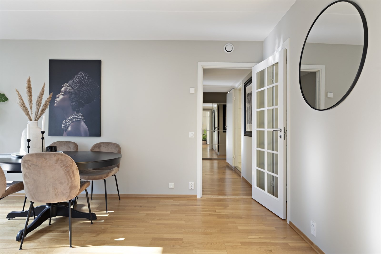 Innvendige gulv er belagt med trestavs parkett. Galleribilde